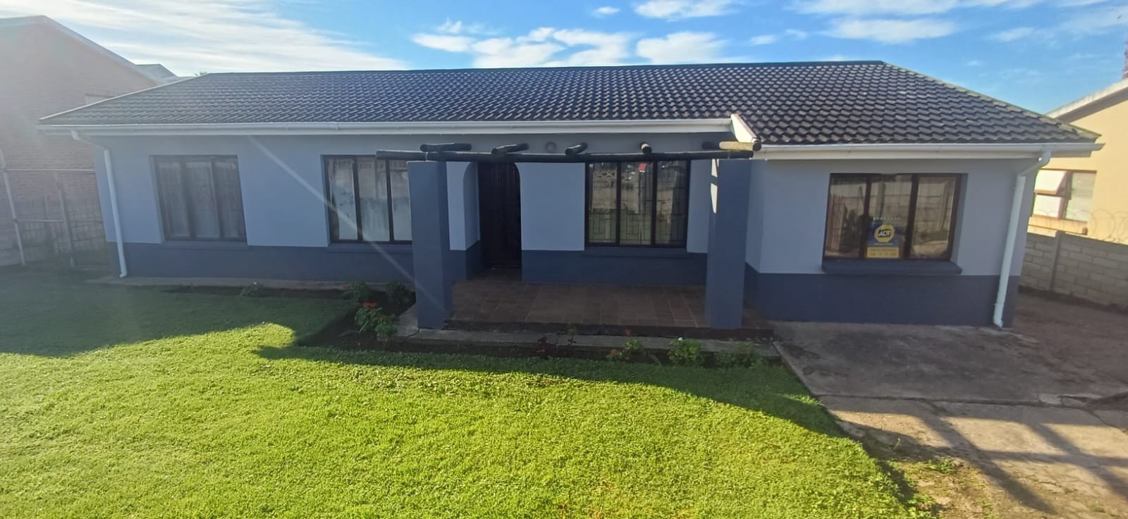 3 BEDROOM, 2 BATHROOM, LOUNGE, DINING ROOM, DOUBLE GARAGE HOUSE IN PACALTSDORP FOR SALE