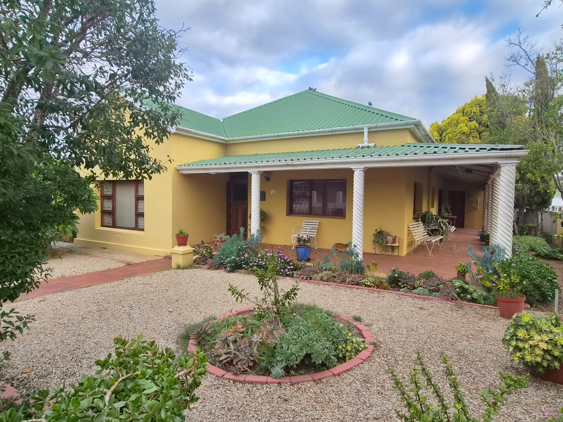 Charming Corner Plot 3 Bedroom Property with Flat in Moorreesburg