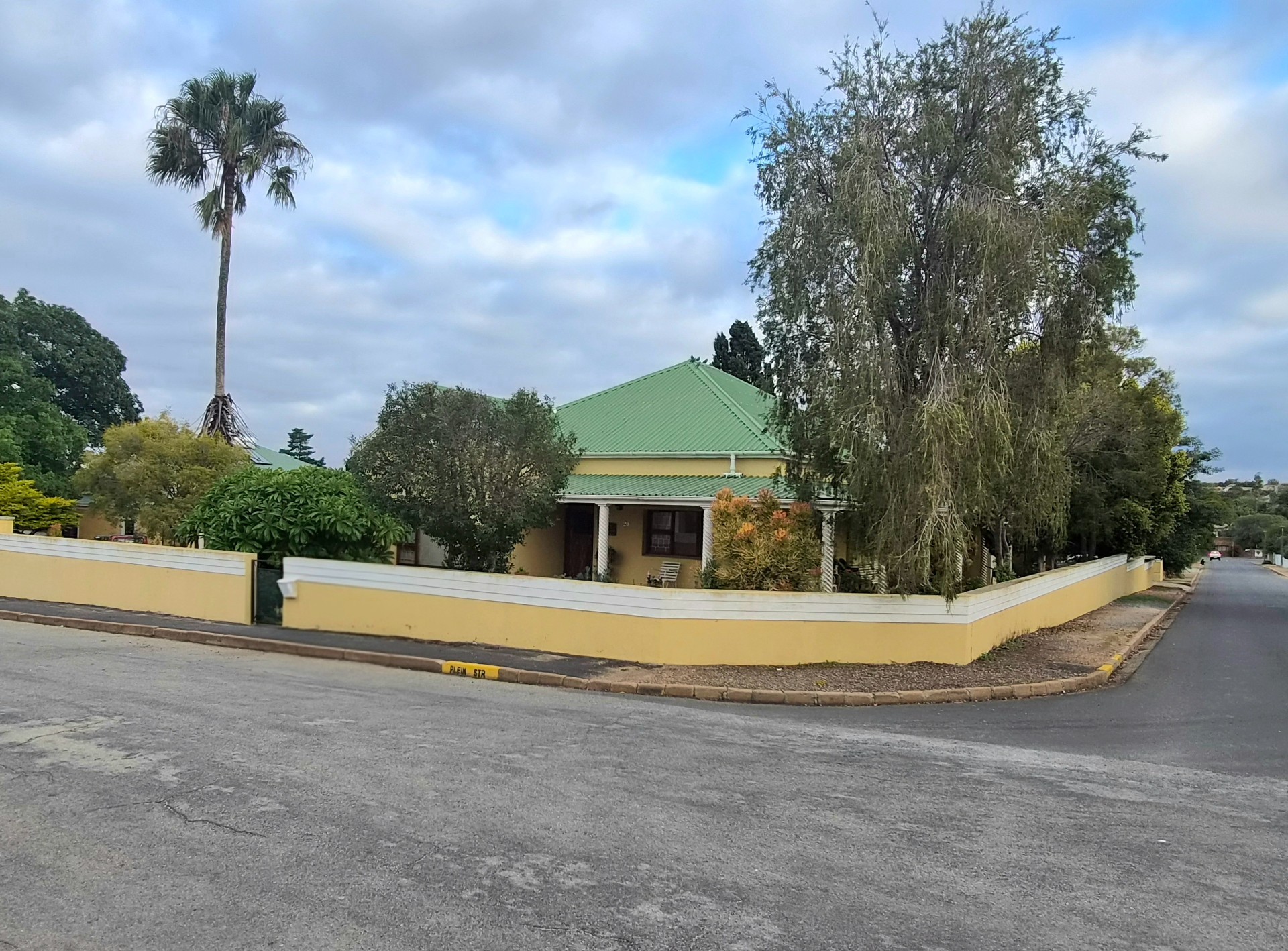 Charming Corner Plot 3 Bedroom Property with Flat in Moorreesburg