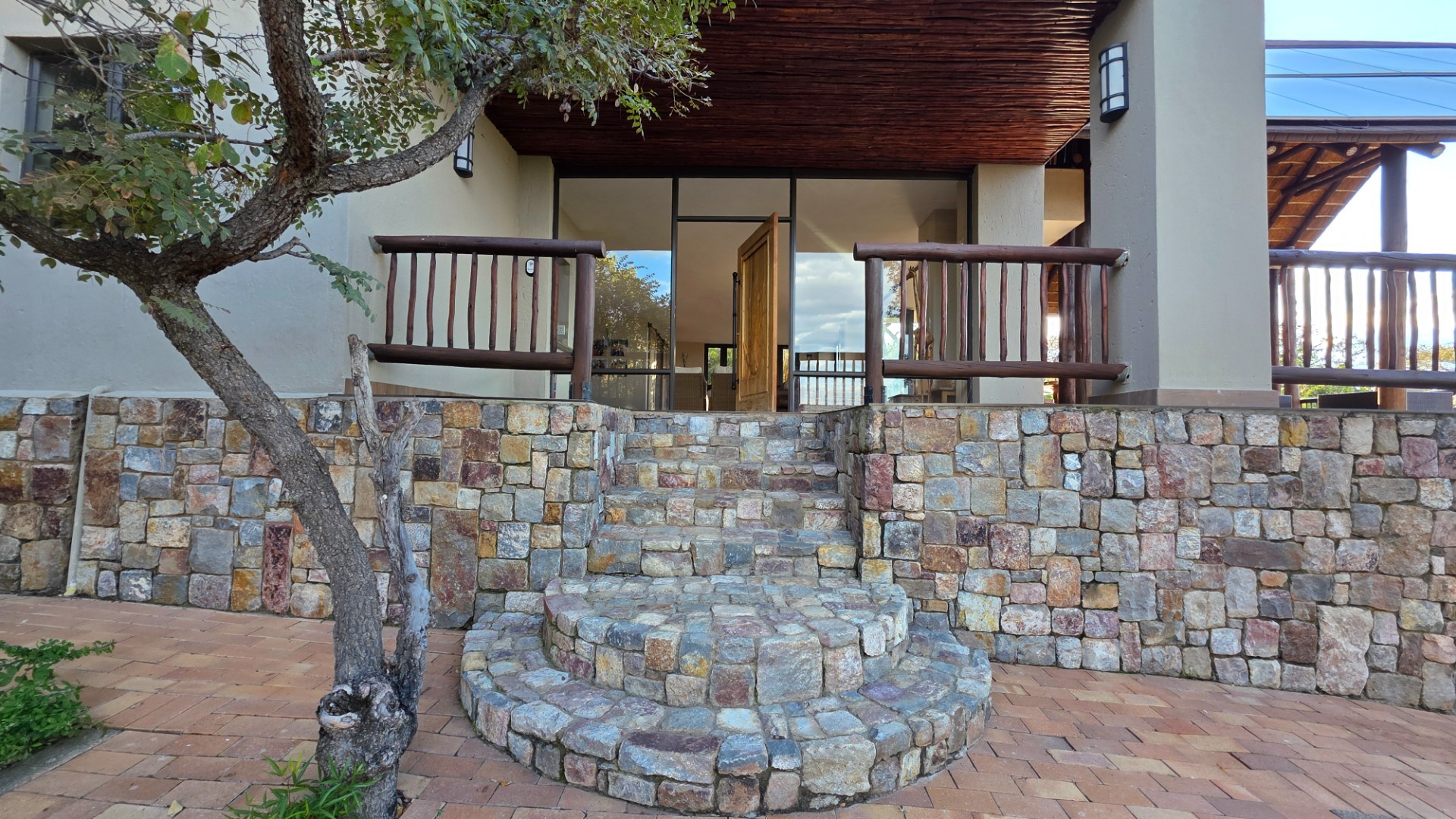 Mabula Big 5 - Five Bedroom Lodge with spectacular Waterberg Mountain views