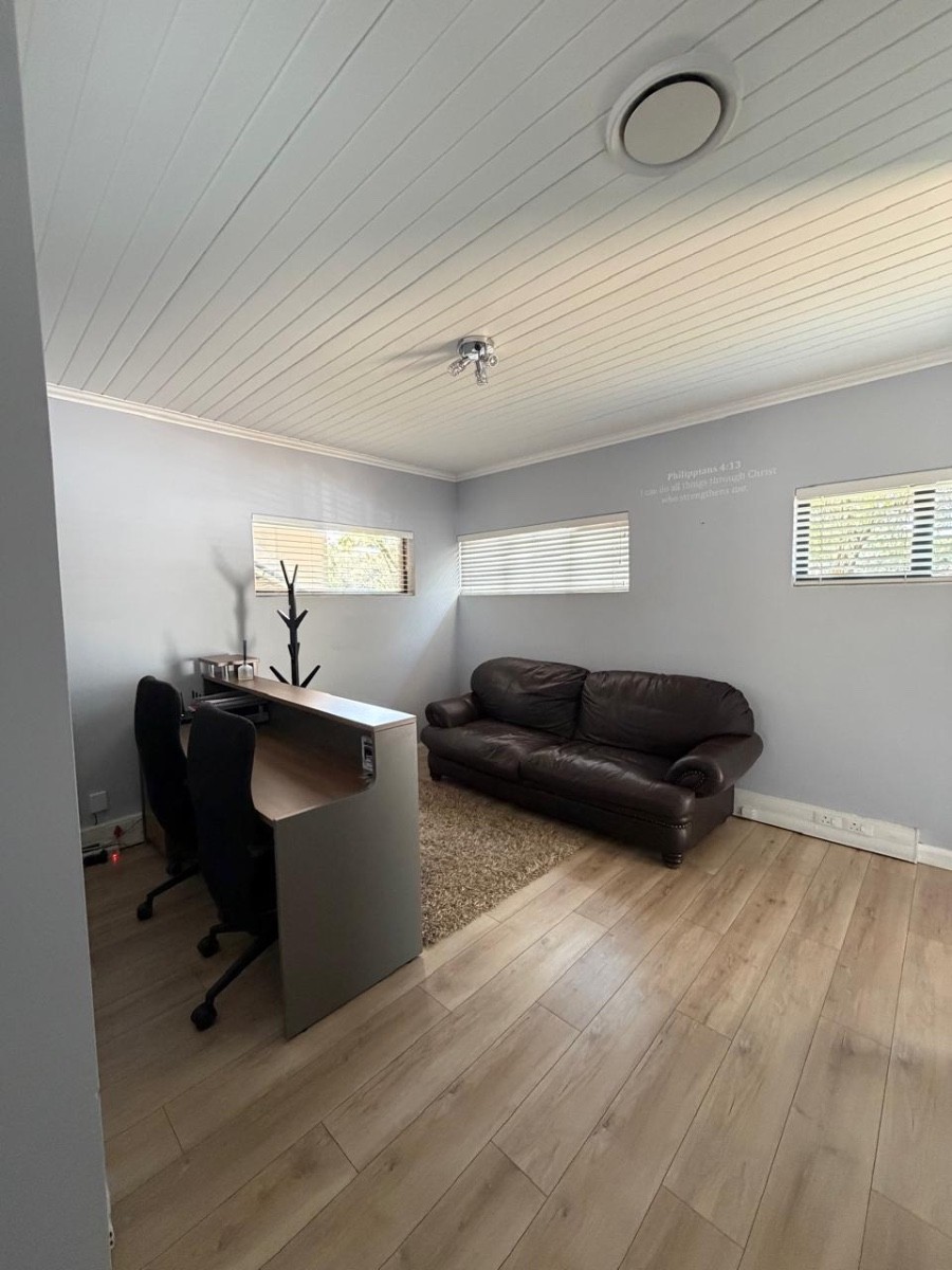 Upmarket Office Space (+full kitchen and restroom) - 98 sq/m + Furniture