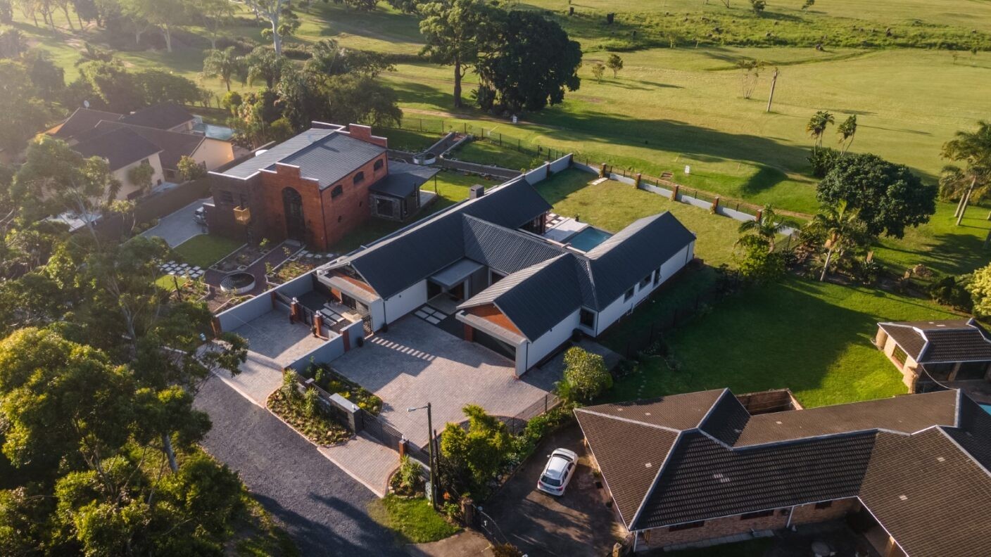 Luxury Off-Grid Living on the Golf Course