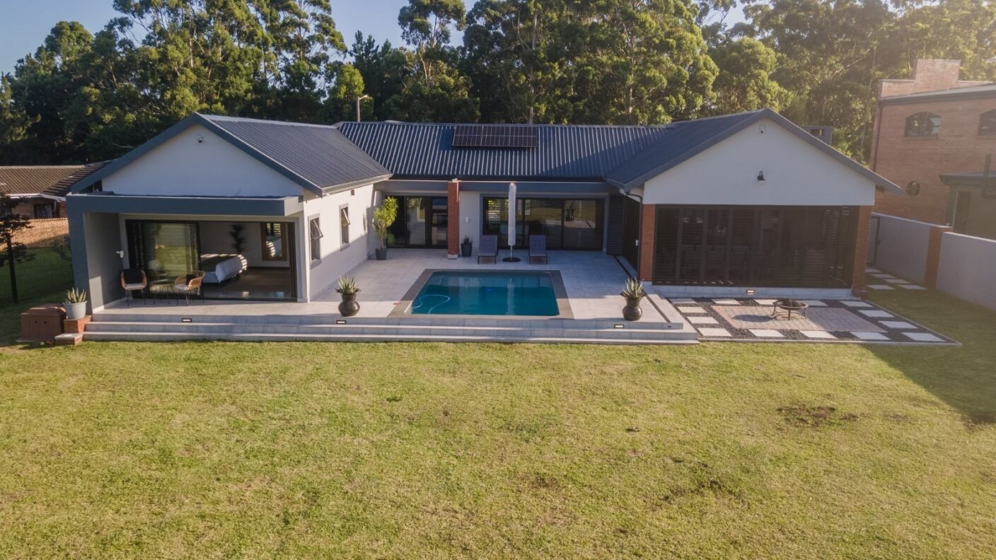 Luxury Off-Grid Living on the Golf Course