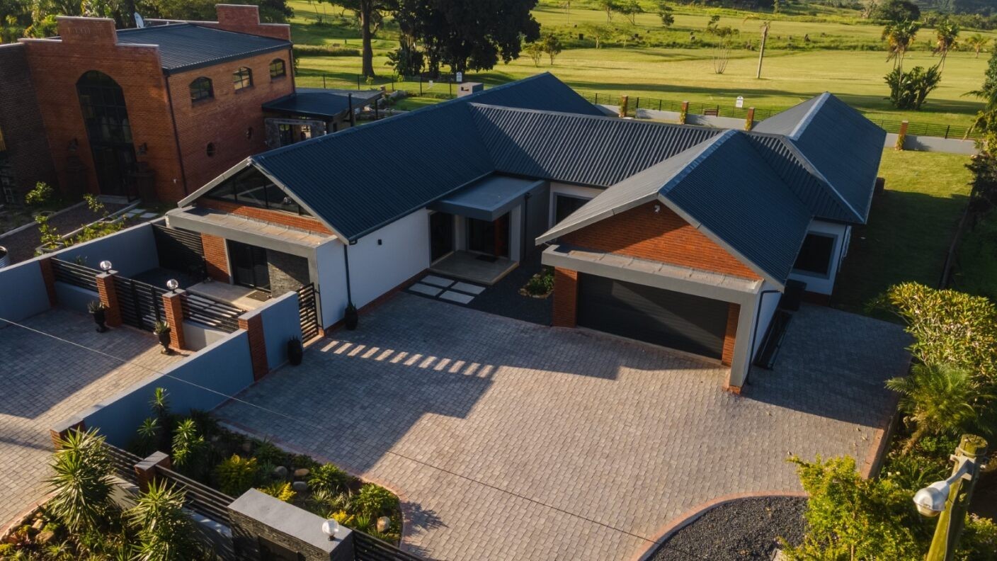 Luxury Off-Grid Living on the Golf Course