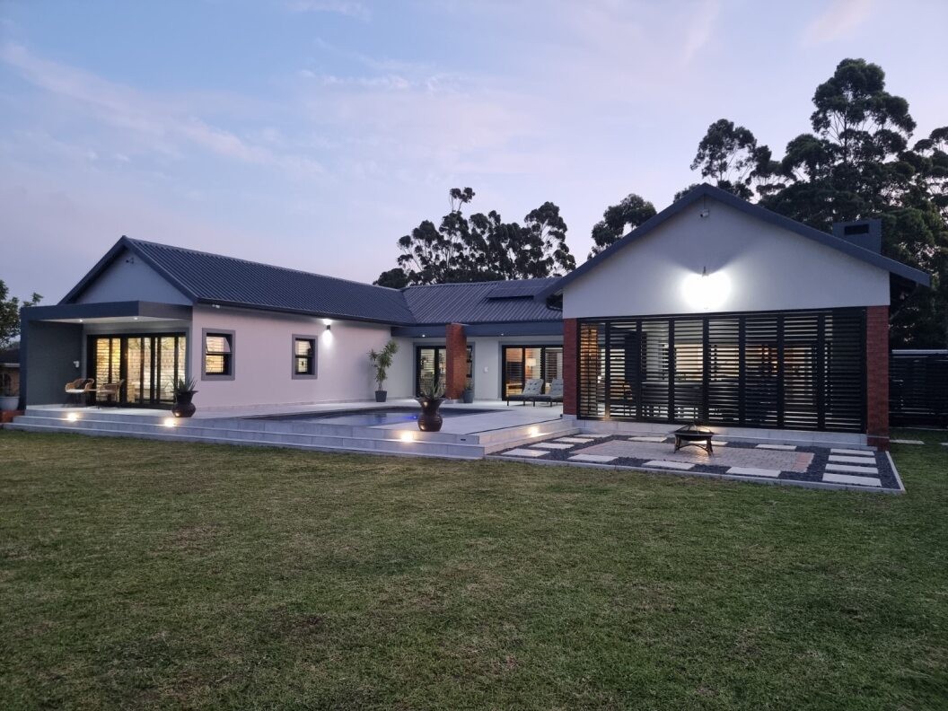 Luxury Off-Grid Living on the Golf Course