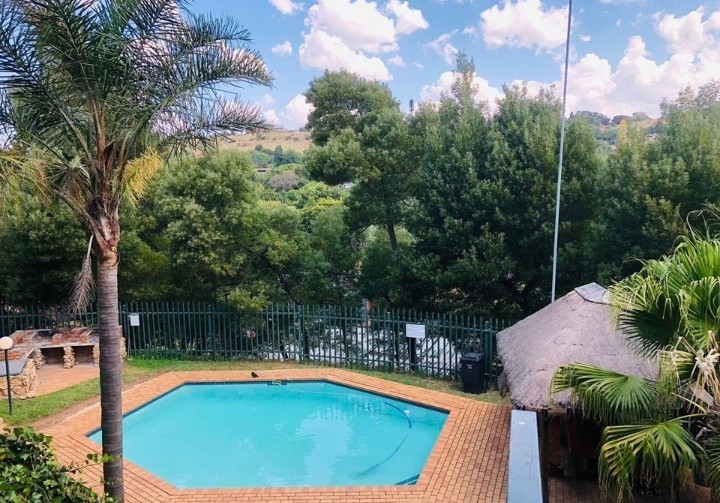 Townhouse For Sale in Wilro Park, Roodepoort