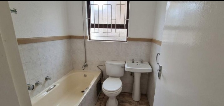 Townhouse For Sale in Wilro Park, Roodepoort