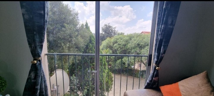 Townhouse For Sale in Wilro Park, Roodepoort