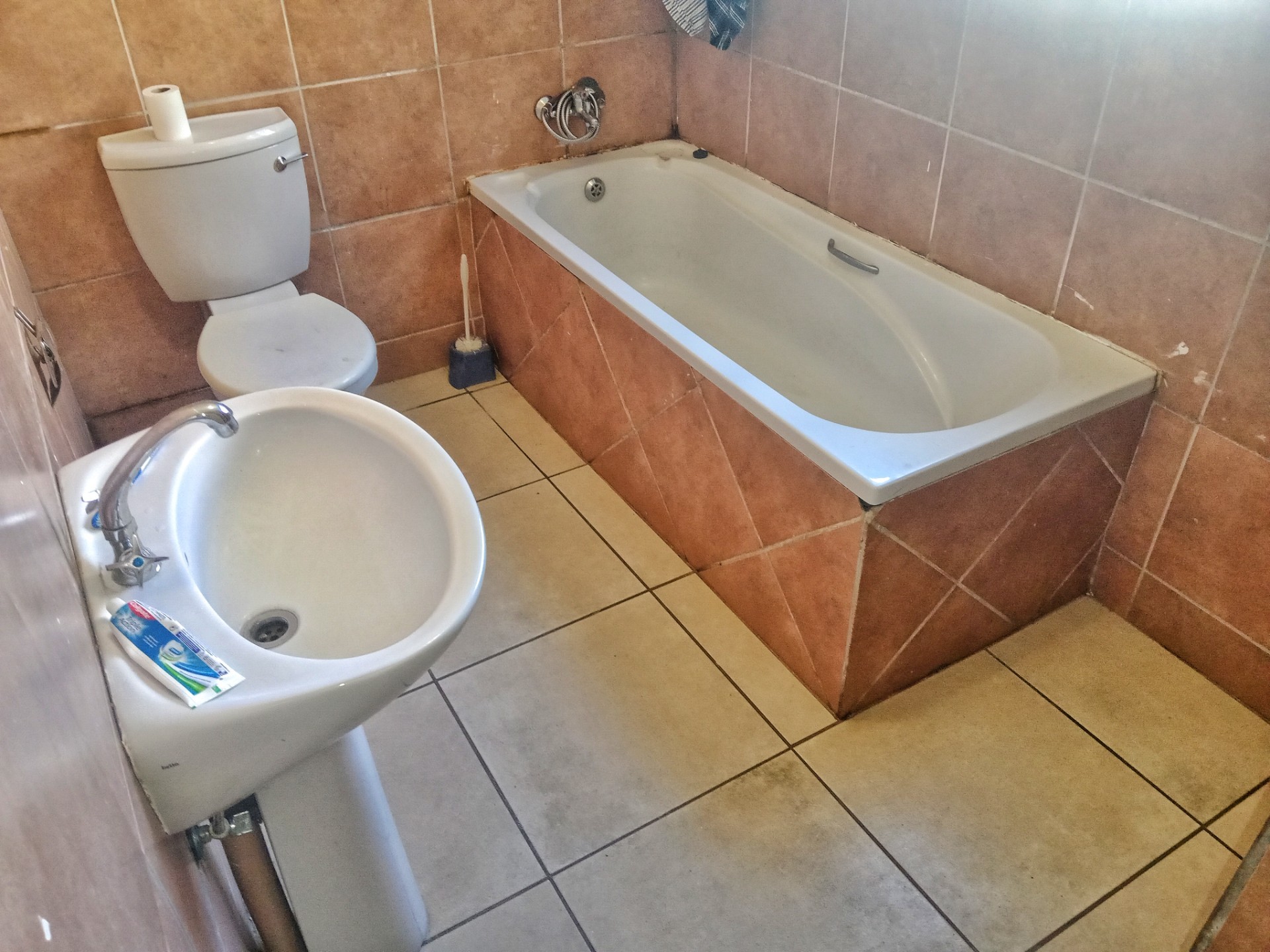 PROPERTY FOR SALE IN KAREEBERG ESTATE, HEATHERVIEW, AKASIA, SECURE ESTATE LIVING