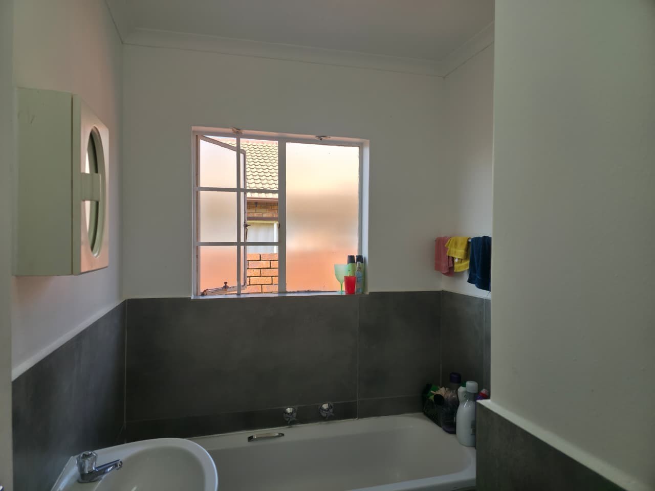 Newly renovated 2 Bed, 2 Bath Townhouse with Private Garden in Noordwyk