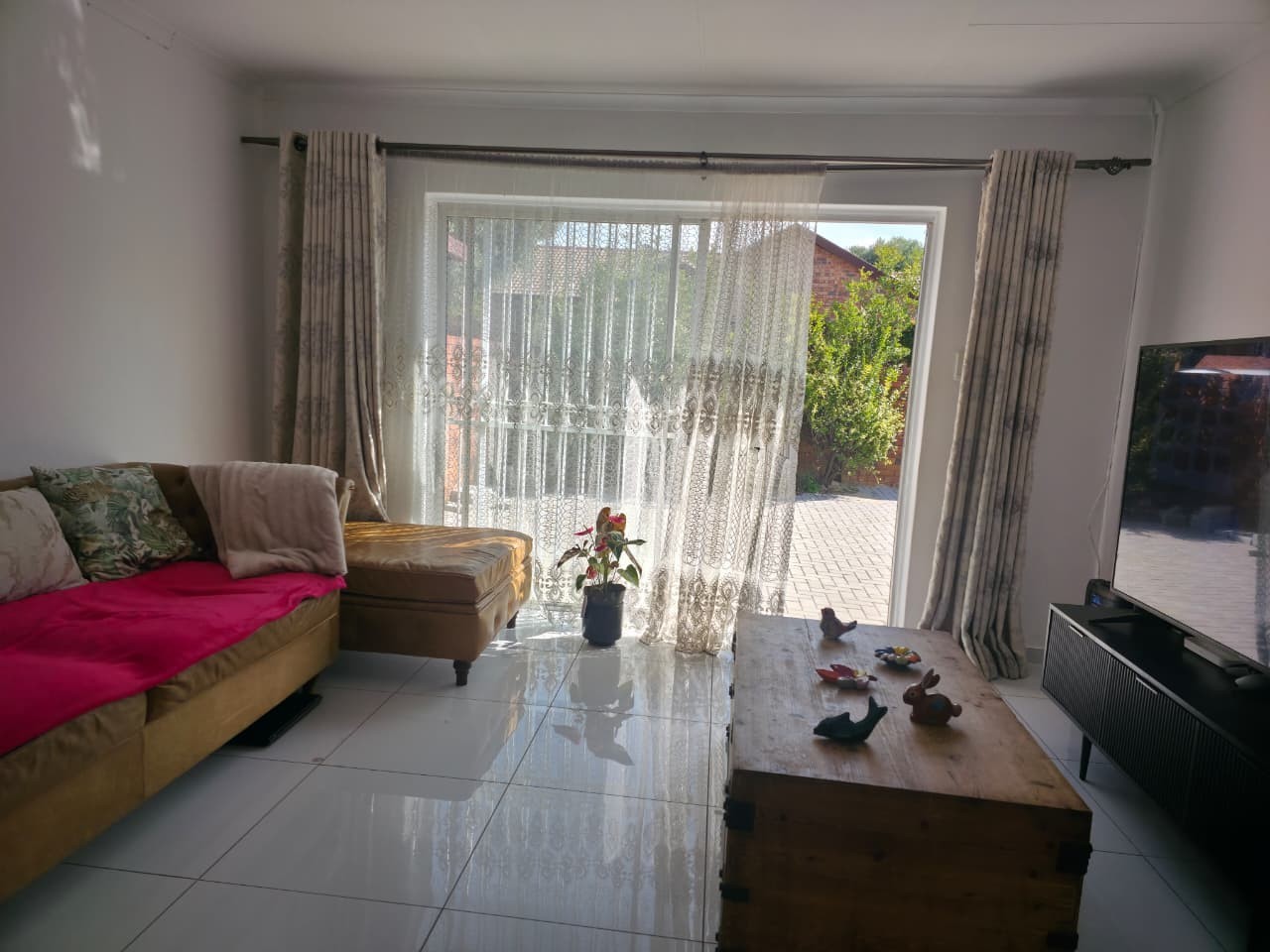 Newly renovated 2 Bed, 2 Bath Townhouse with Private Garden in Noordwyk