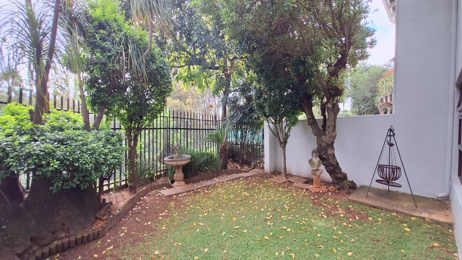 Charming duplex offers perfect blend of comfort and convenience in Bedford Gardens!