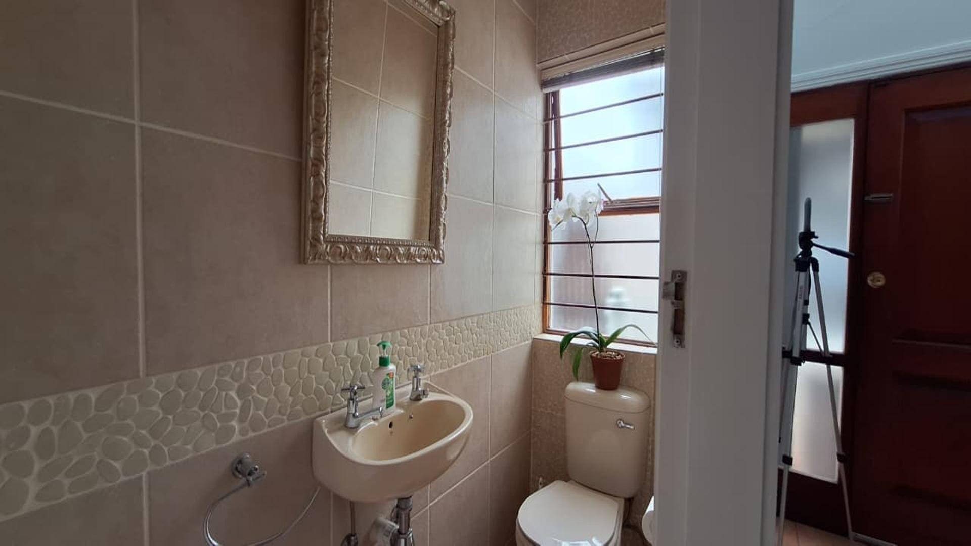 Charming duplex offers perfect blend of comfort and convenience in Bedford Gardens!