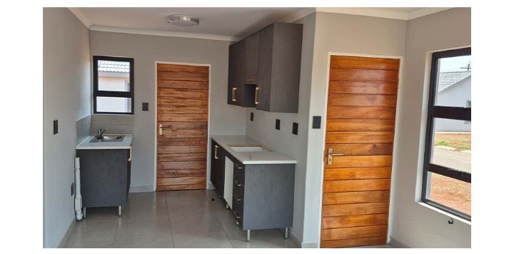 House For Sale in Vosloorus Moagi Villge