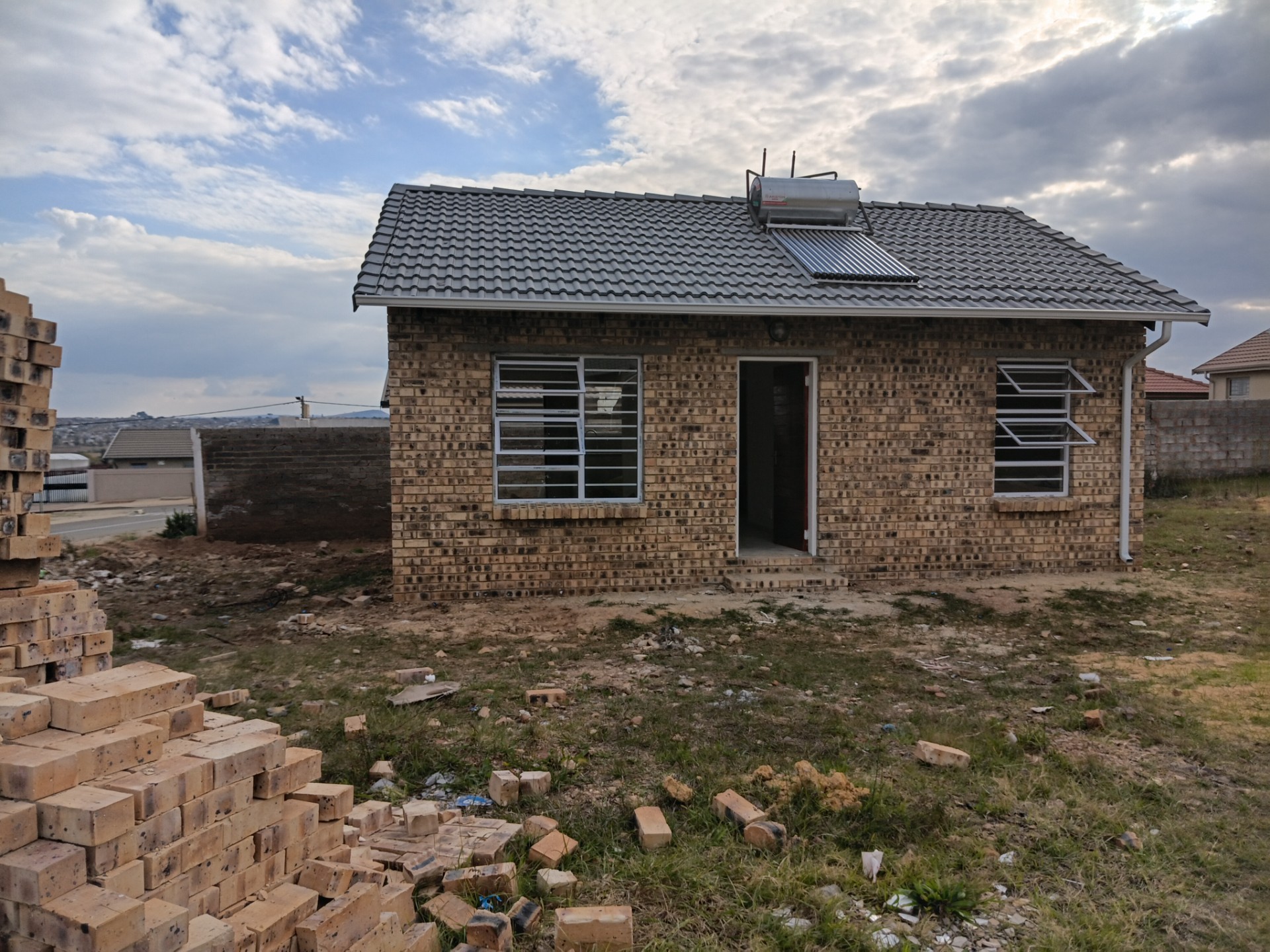 House For Sale in Hill Side Estate-Lenasia South