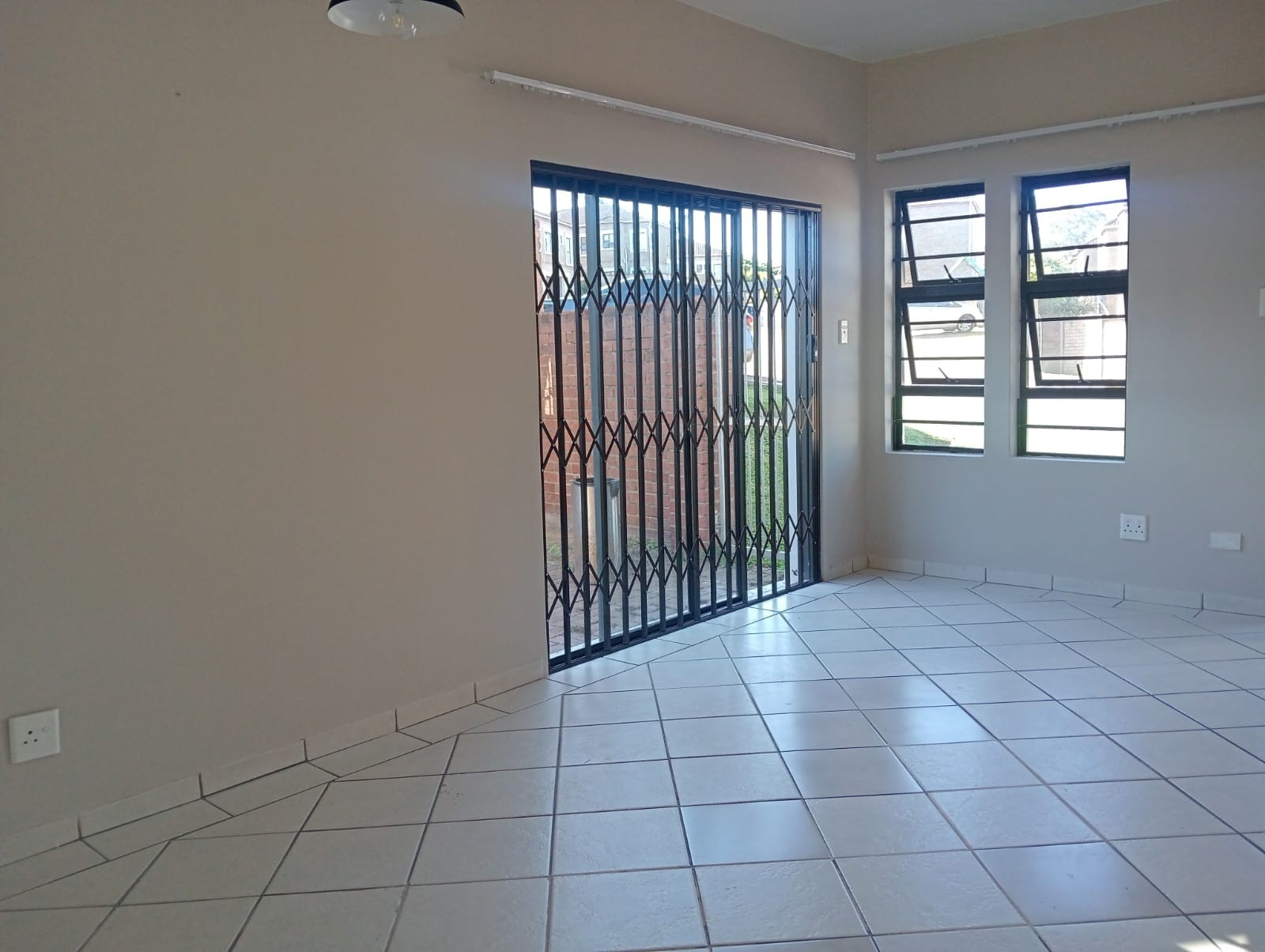 Apartment for rent in Abbotsford, East London, 210 m²