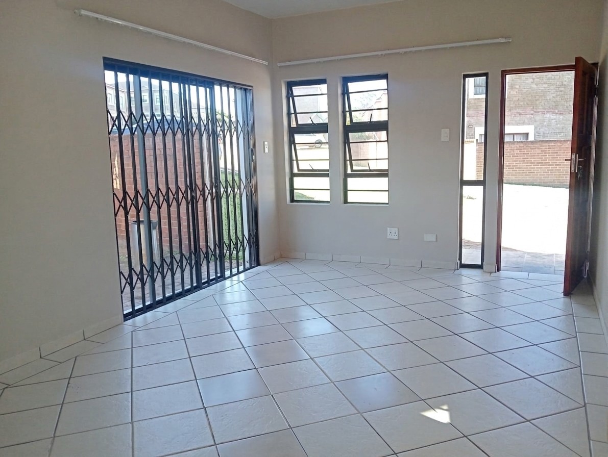 Apartment for rent in Abbotsford, East London, 210 m²