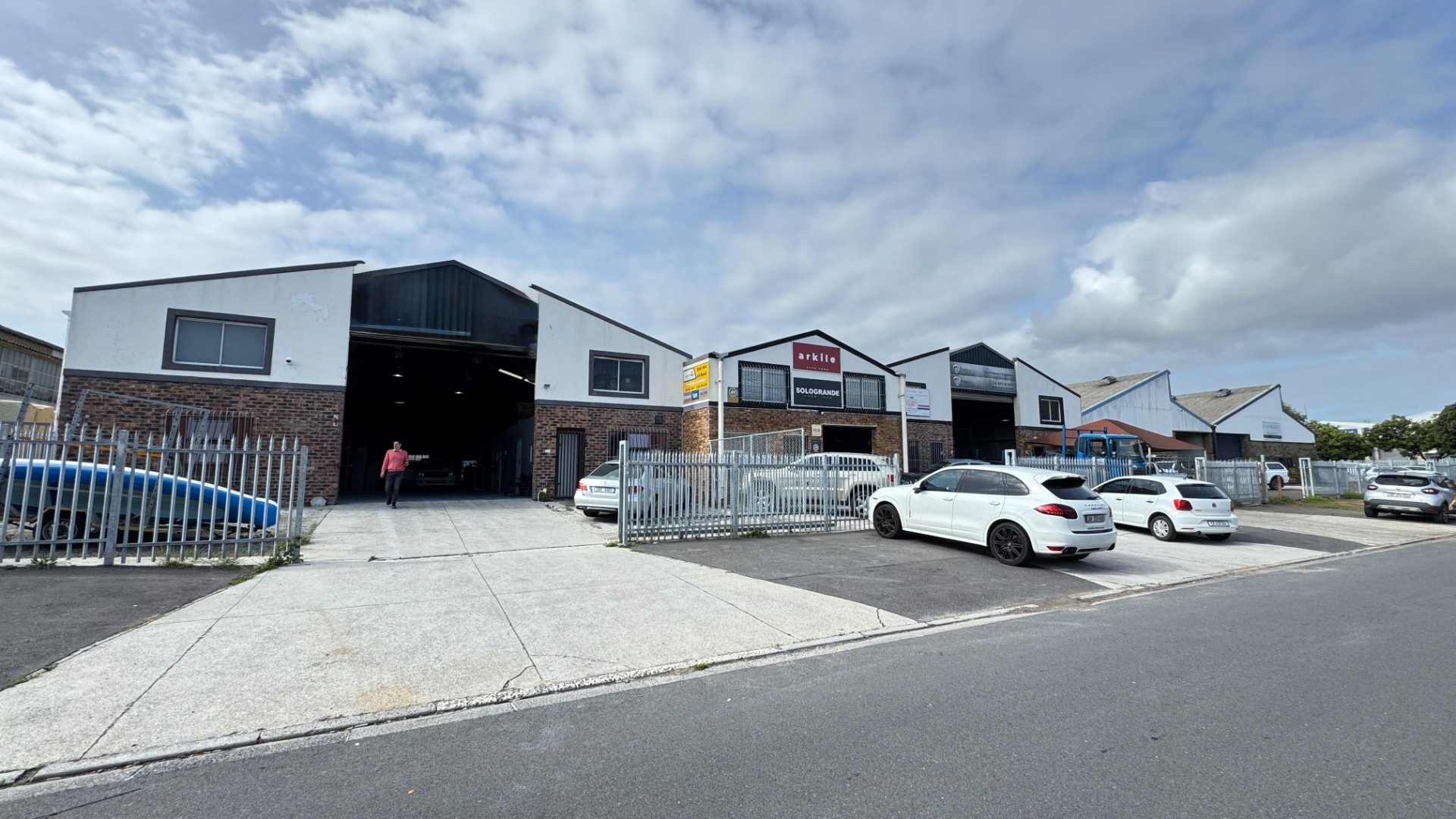 586m² Warehouse with Yard To Let in Montague Gardens, Cape Town