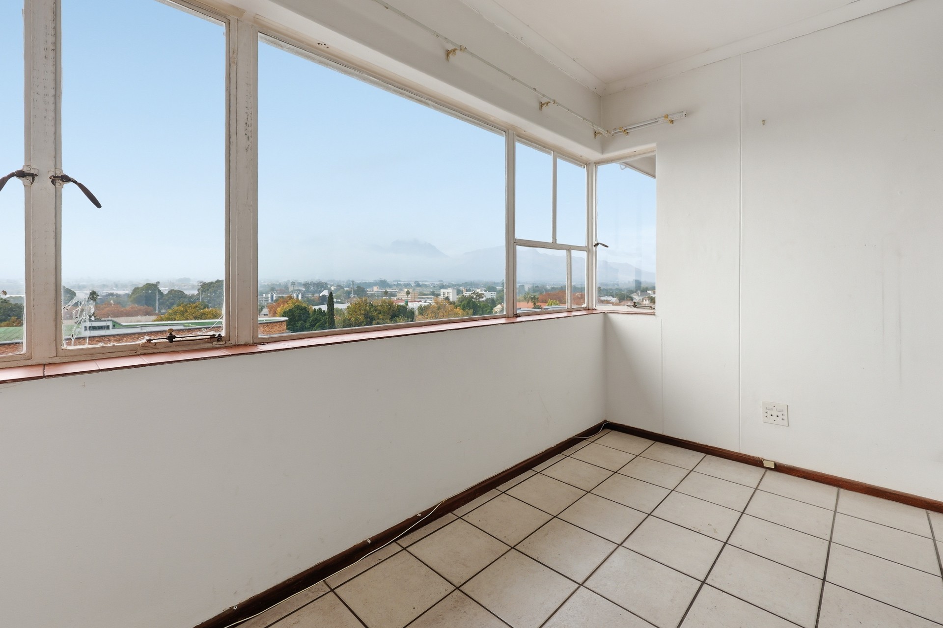 Wake Up to Spectacular Mountain Views in the Heart of Paarl