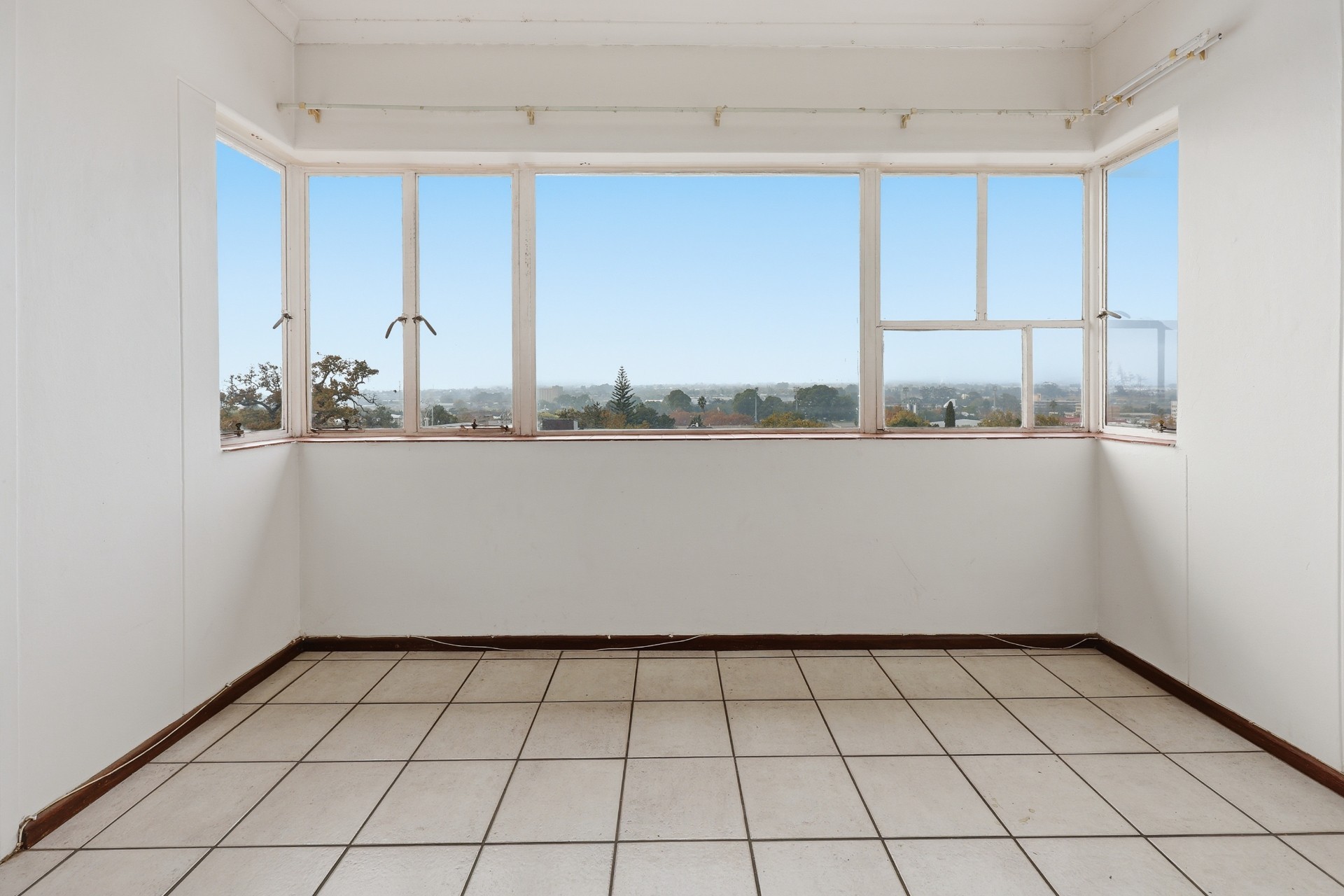 Wake Up to Spectacular Mountain Views in the Heart of Paarl