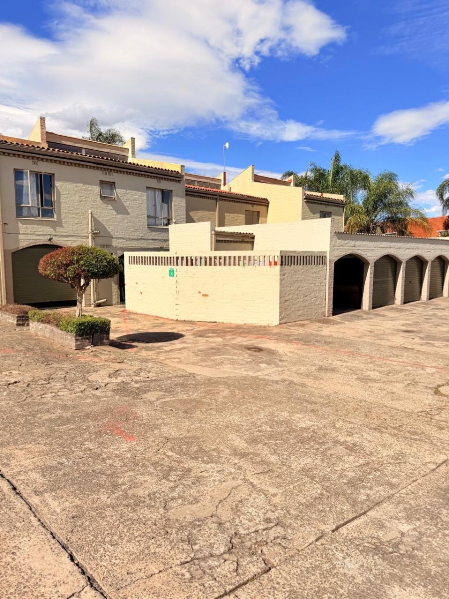Apartment For Sale in Huttenheights, Newcastle, KwaZulu Natal