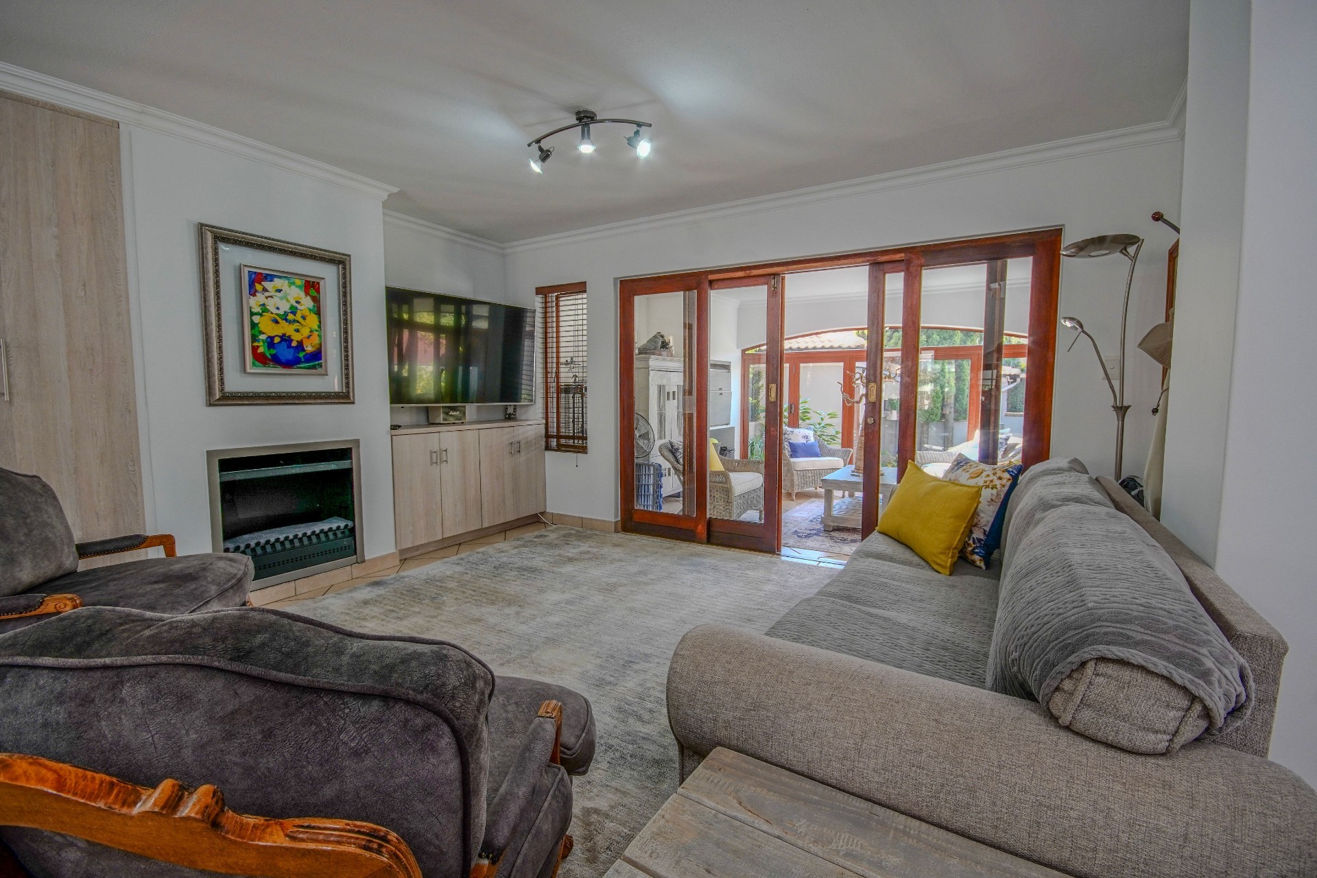 Spacious and Attractive Townhouse in Exclusive Estate!