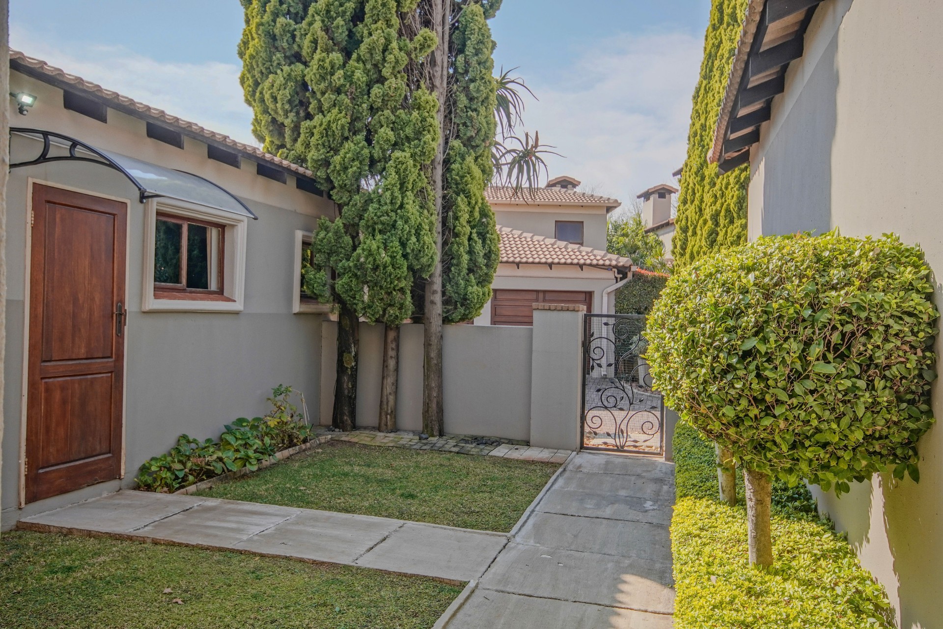 Spacious and Attractive Townhouse in Exclusive Estate!