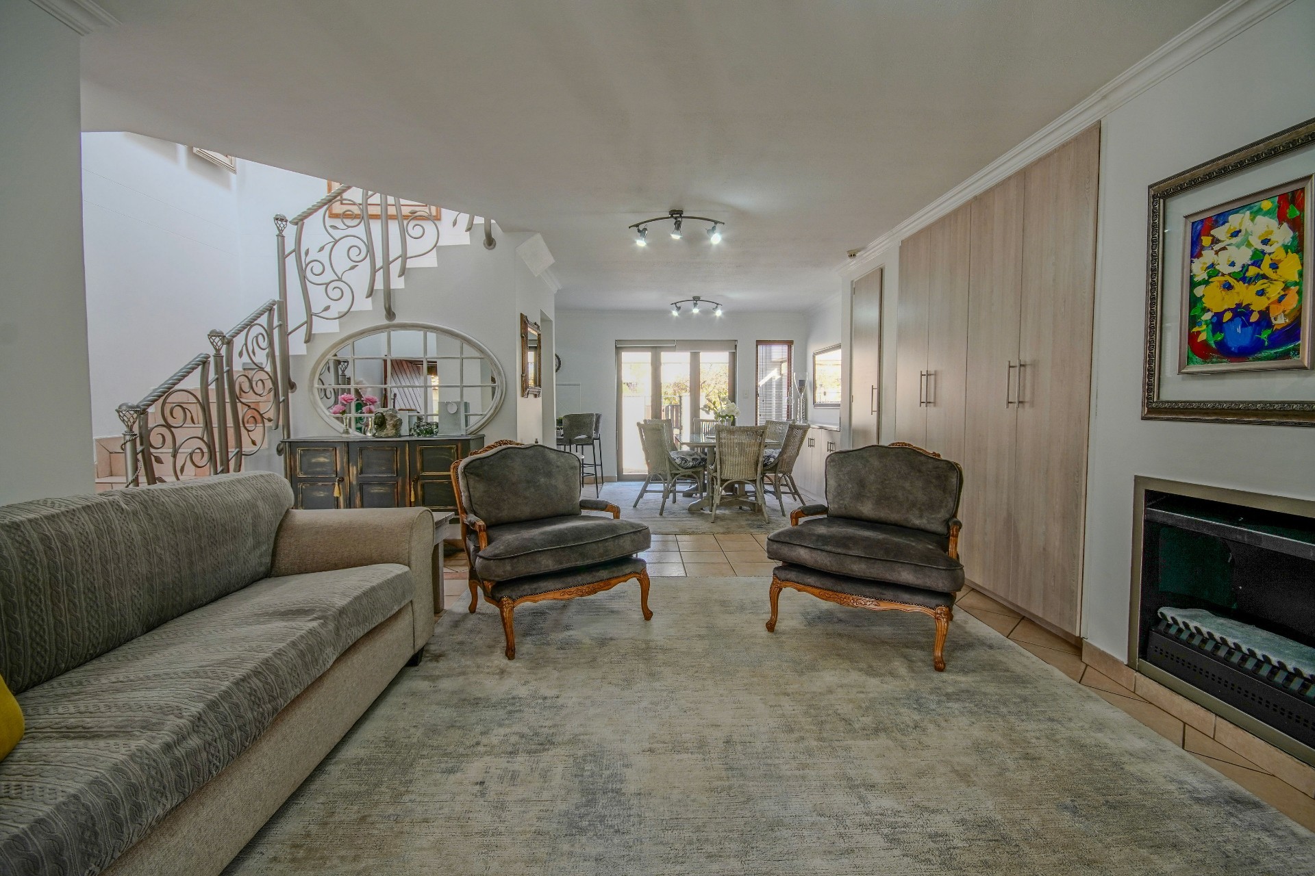 Spacious and Attractive Townhouse in Exclusive Estate!