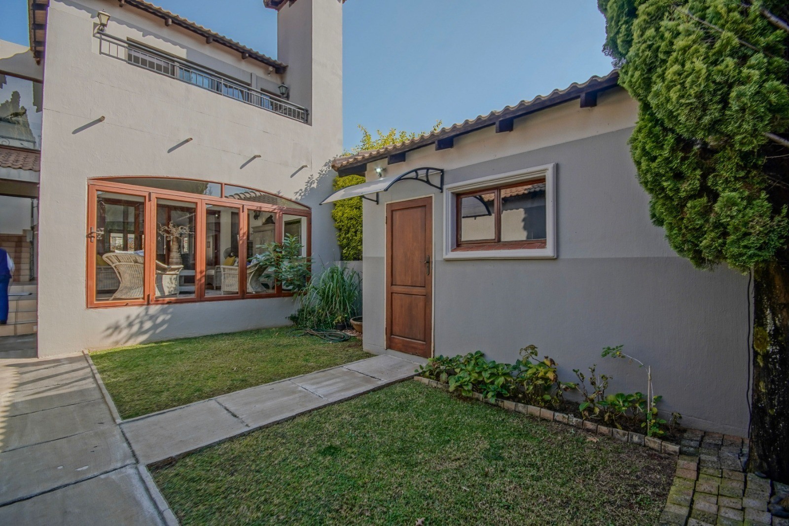 Spacious and Attractive Townhouse in Exclusive Estate!
