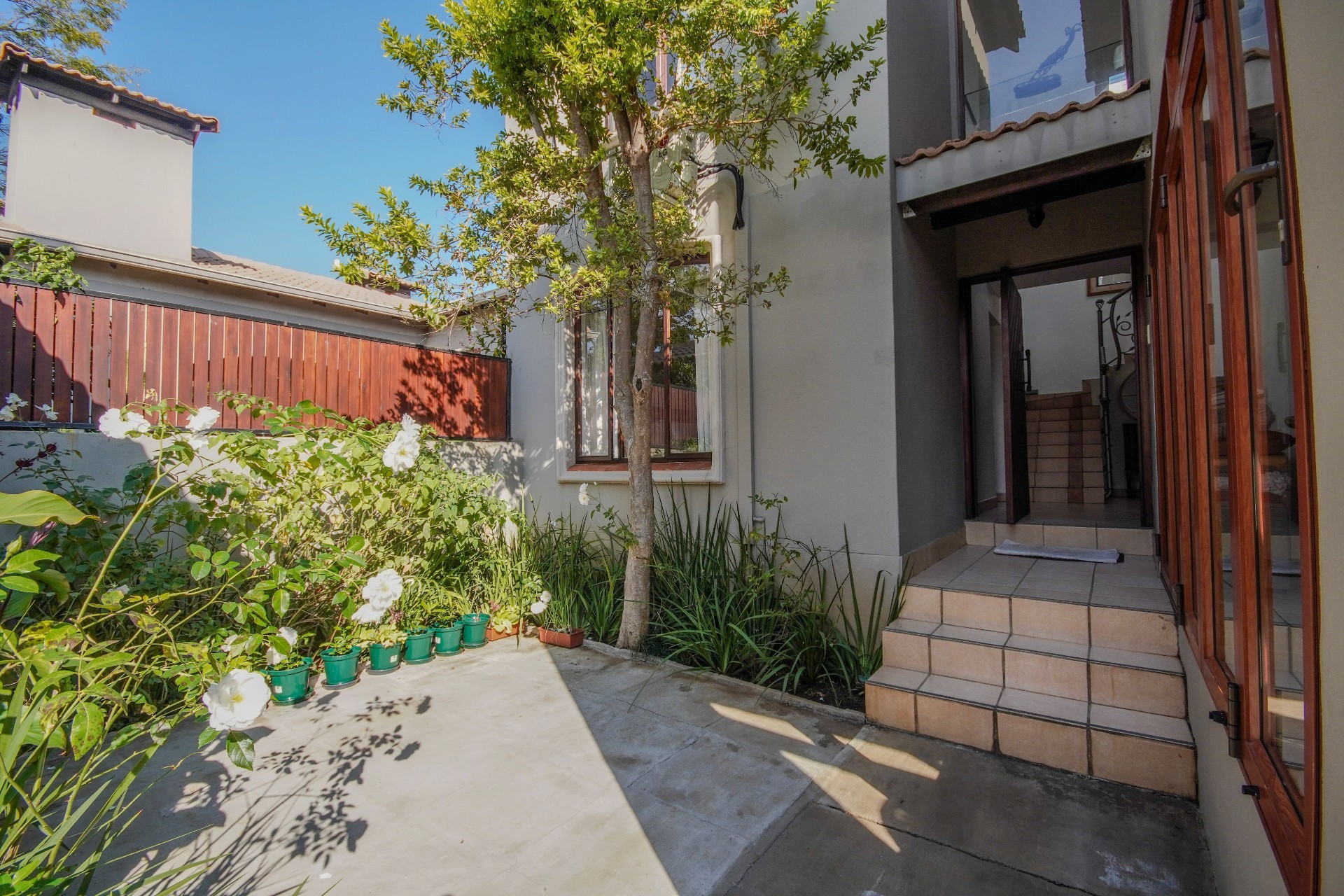 Spacious and Attractive Townhouse in Exclusive Estate!