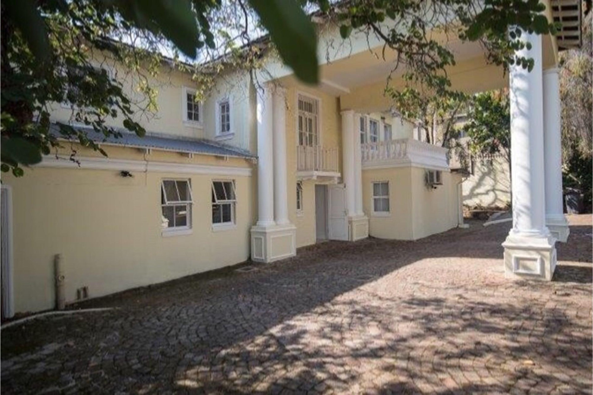 Upmarket 12 Bedroom 5 Star Guesthouse, In the Heart of Brooklyn, In A Secure Estate