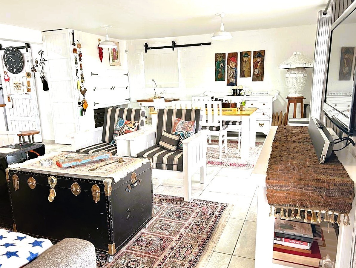 35 Metres to the Beach: Versatile 3-Bedroom Home on Golden Mile.