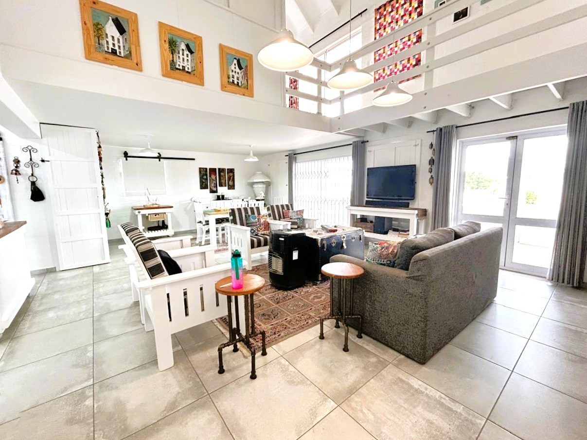 35 Metres to the Beach: Versatile 3-Bedroom Home on Golden Mile.