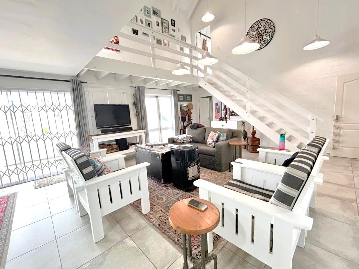 35 Metres to the Beach: Versatile 3-Bedroom Home on Golden Mile.