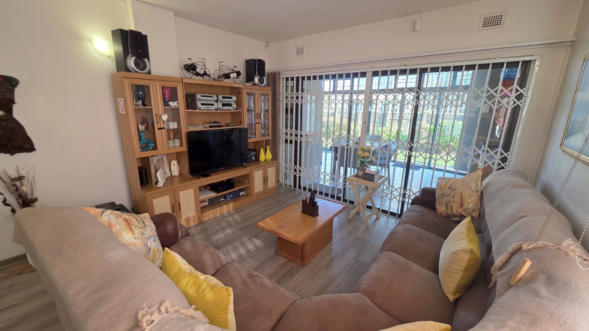 Spectacular 2 Bedroom, Ground Floor Apartment For Sale in Manaba Beach, Margate, KwaZulu Natal