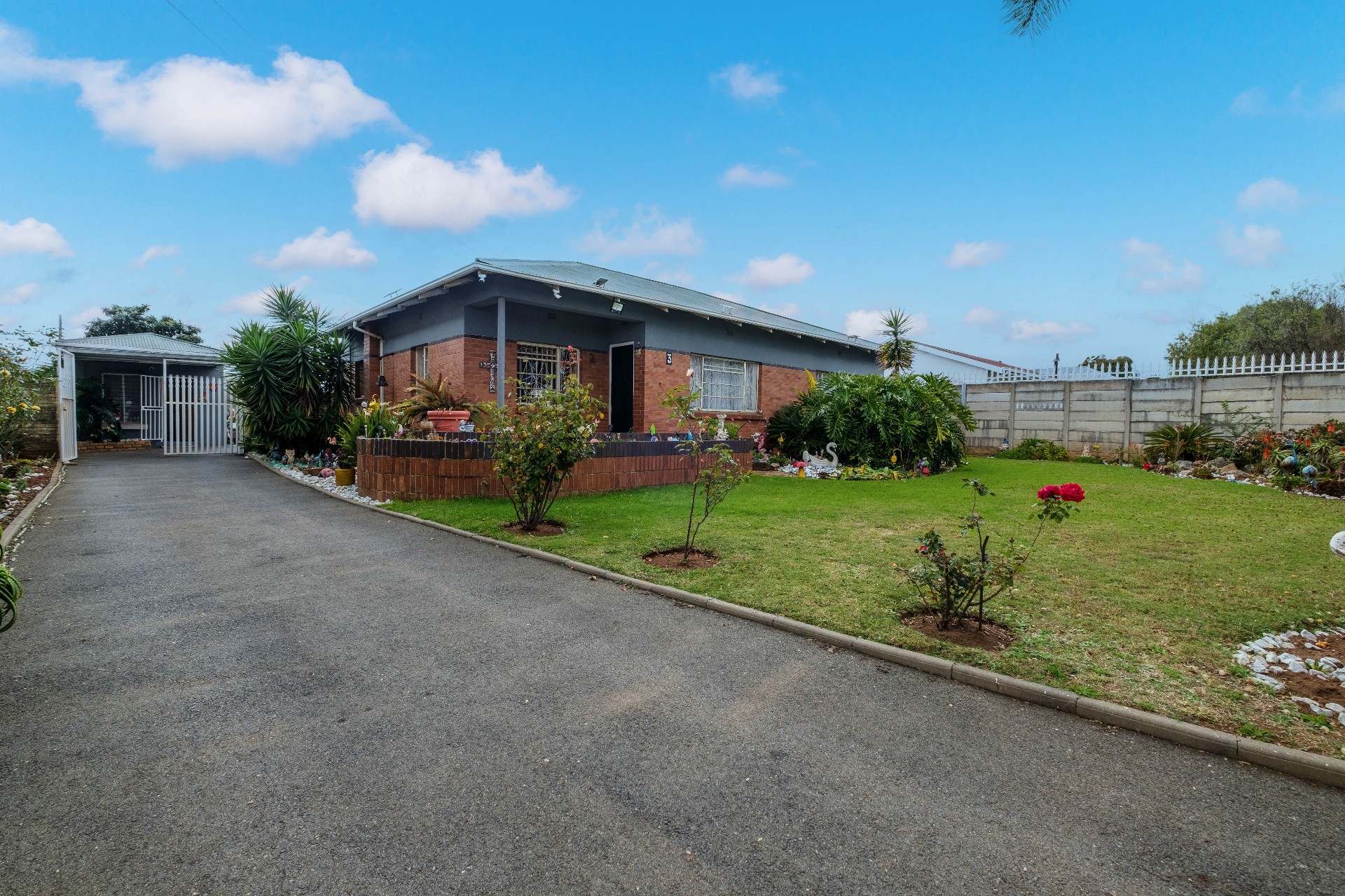 Three Bedroom House With Two Flatlets For Sale In Witpoortjie