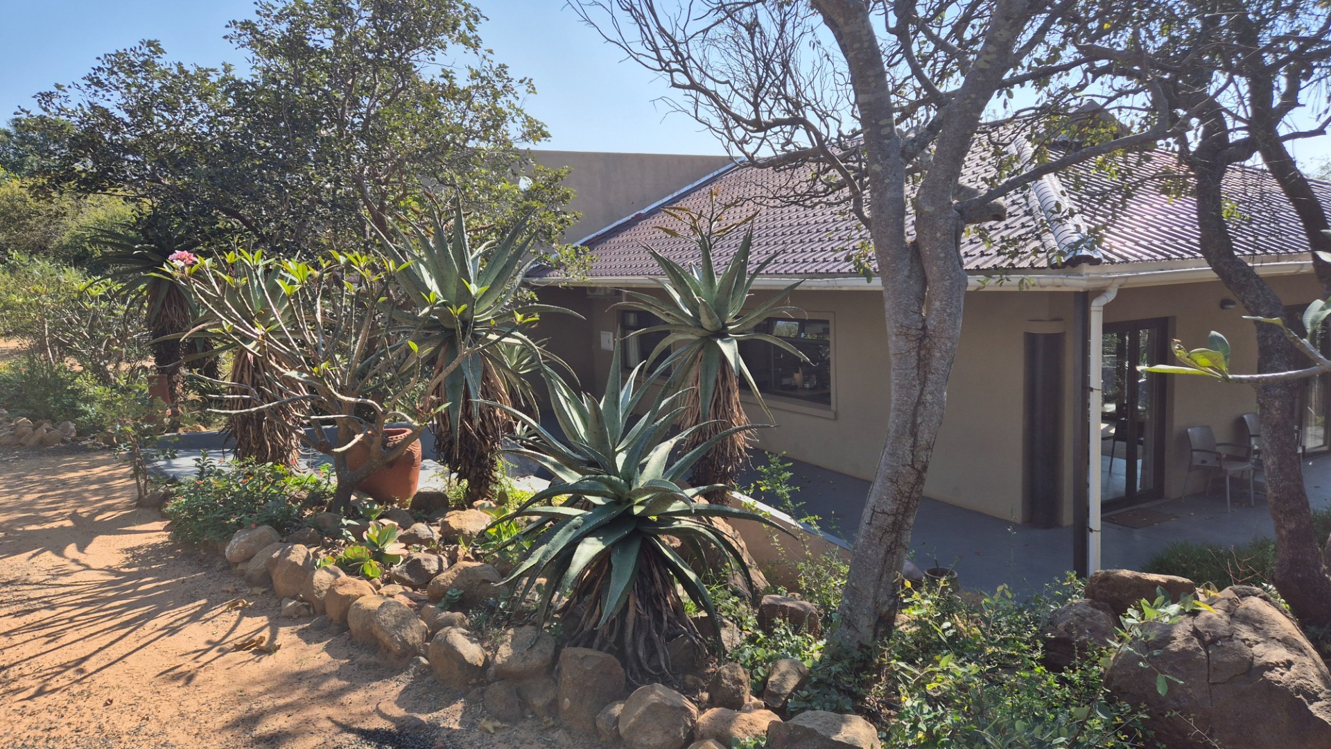Modern Two Bedroomed house with two Flatlets in Kampersrus, Hoedspruit