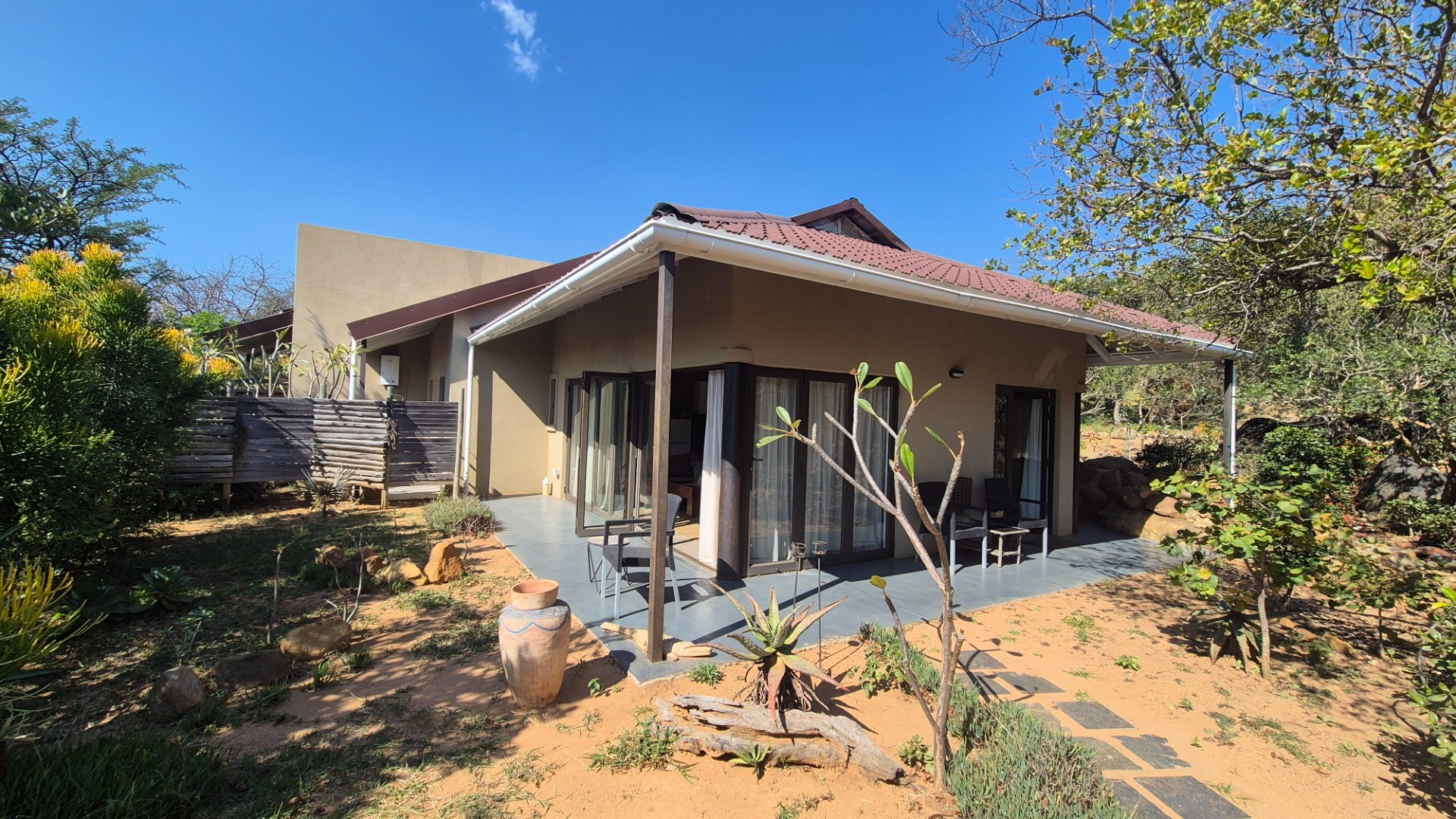 Modern Two Bedroomed house with two Flatlets in Kampersrus, Hoedspruit