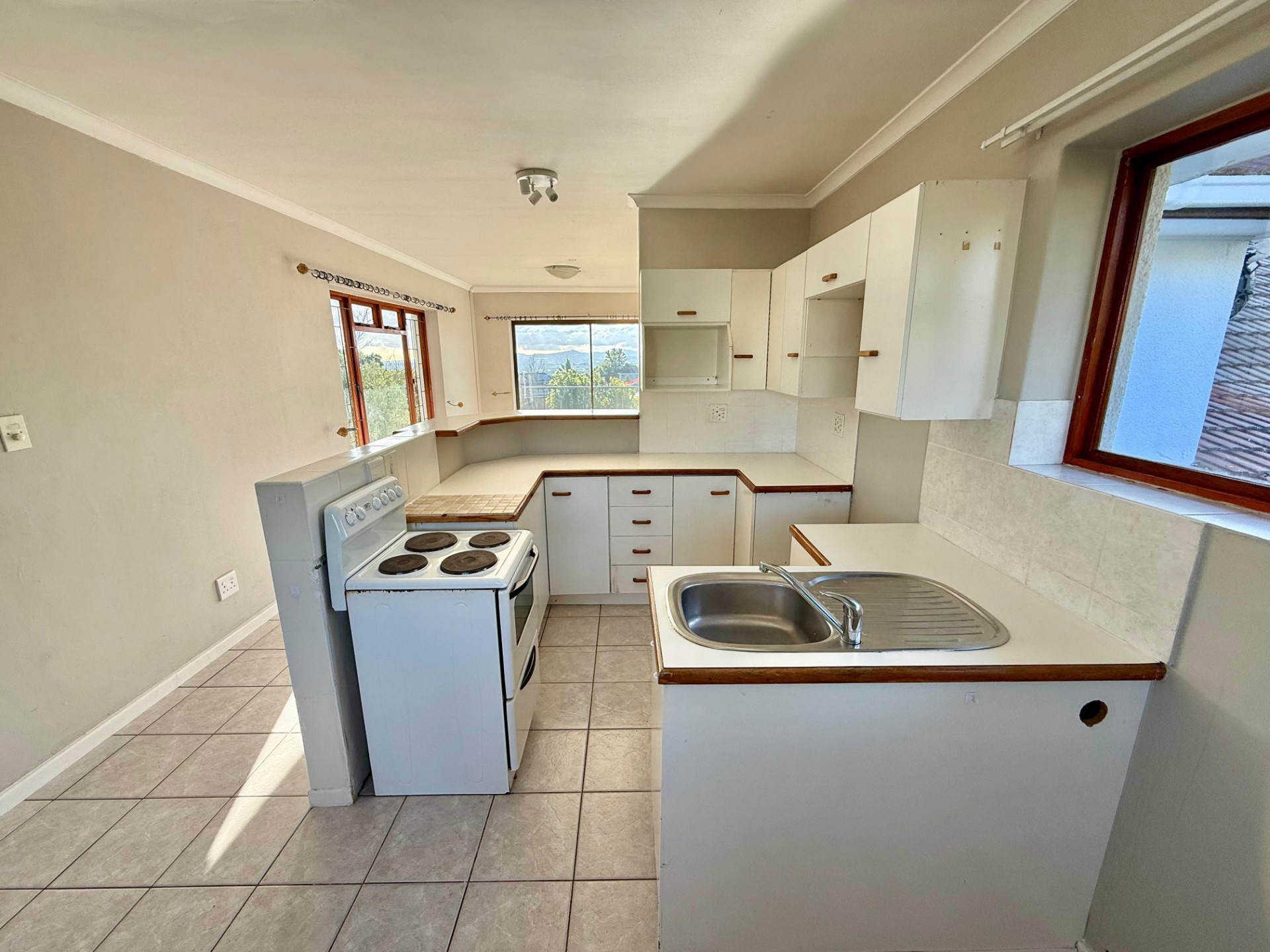 2-Bedroom, 2-Bathroom Duplex Flatlet with Spectacular Views to Rent in Steynsrust, Somerset-West
