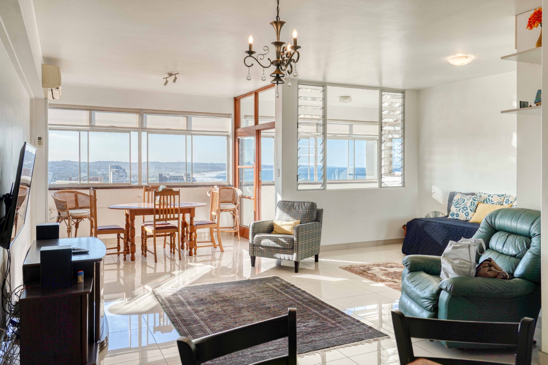 Spacious 123m² Unit with Ocean Views in North Beach