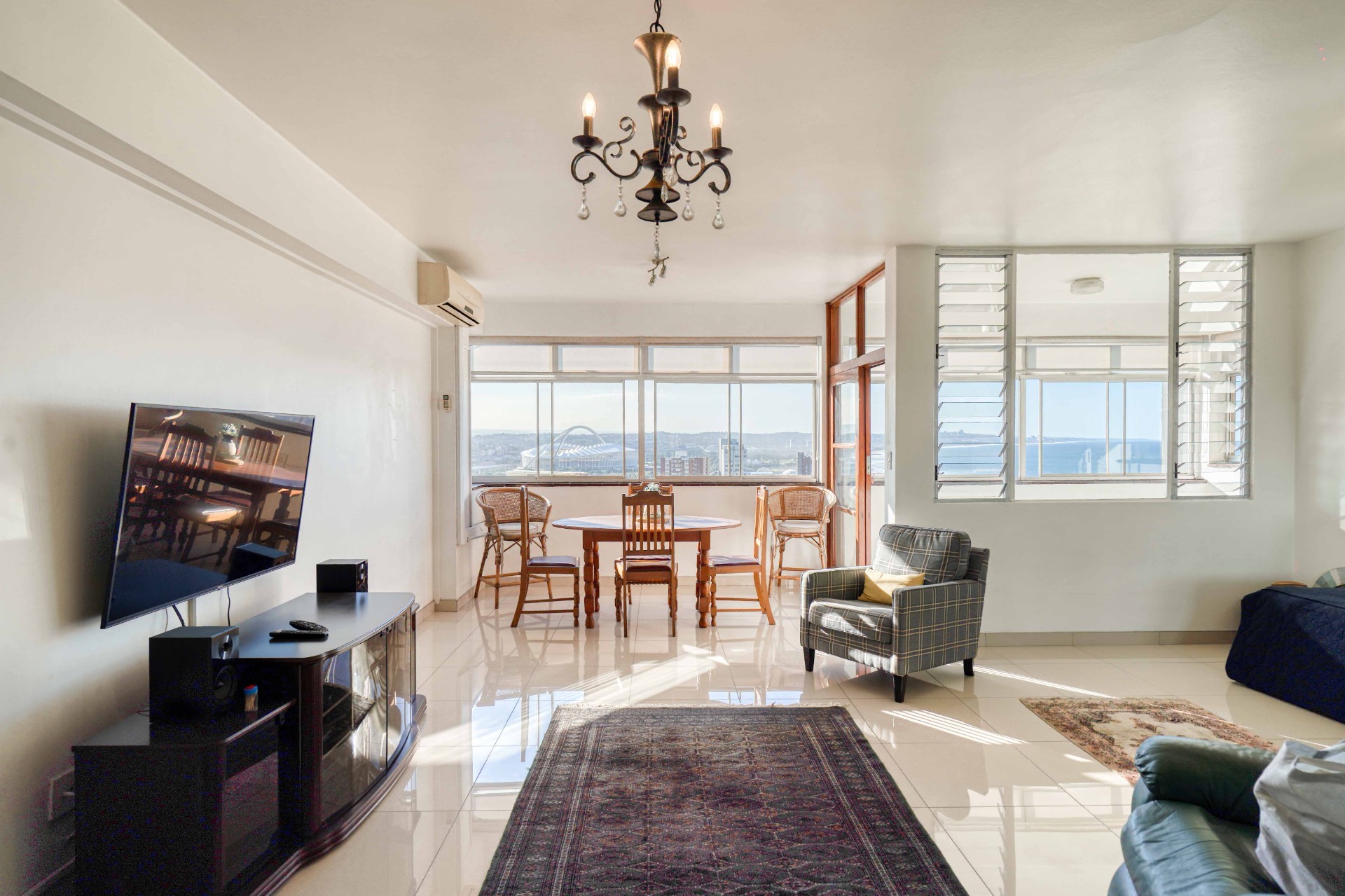 Spacious 123m² Unit with Ocean Views in North Beach