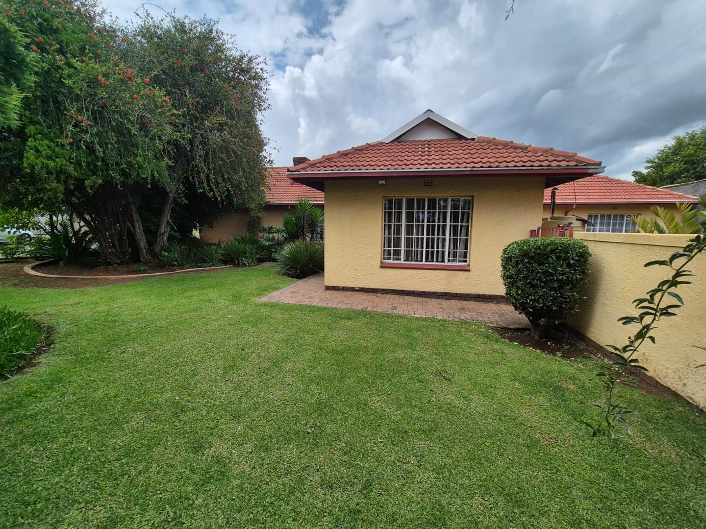 Versatile Family Living with a Modern Granny Flat And Excellent Income Potential!