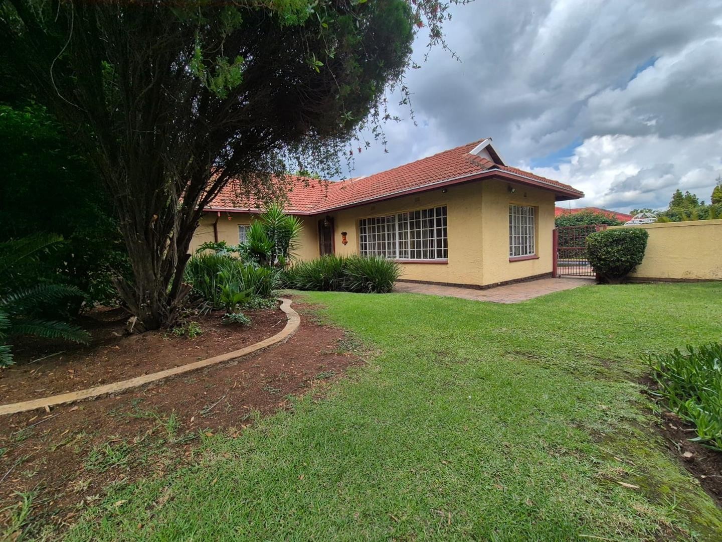 Versatile Family Living with a Modern Granny Flat And Excellent Income Potential!