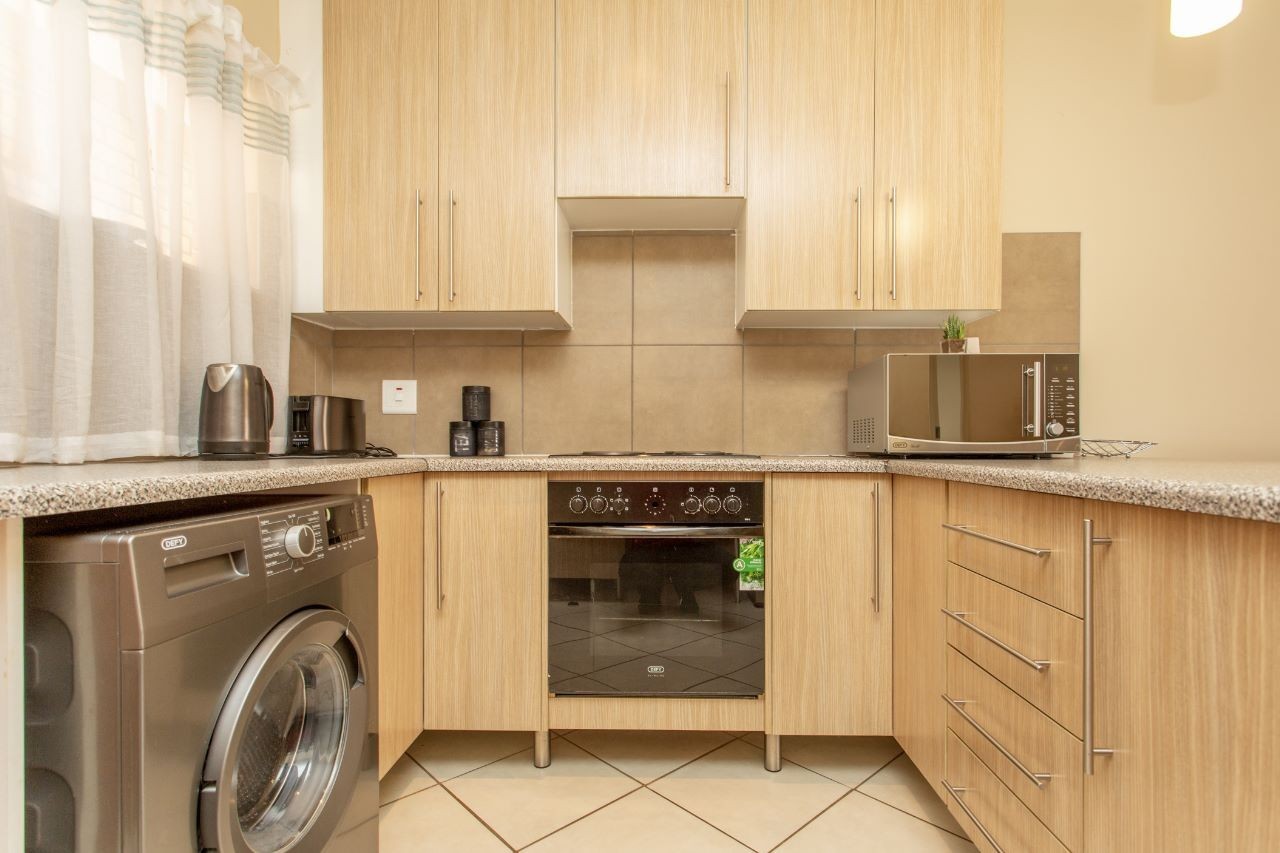 Modern Spacious Secure Apartment - solar geyser and fibre ready