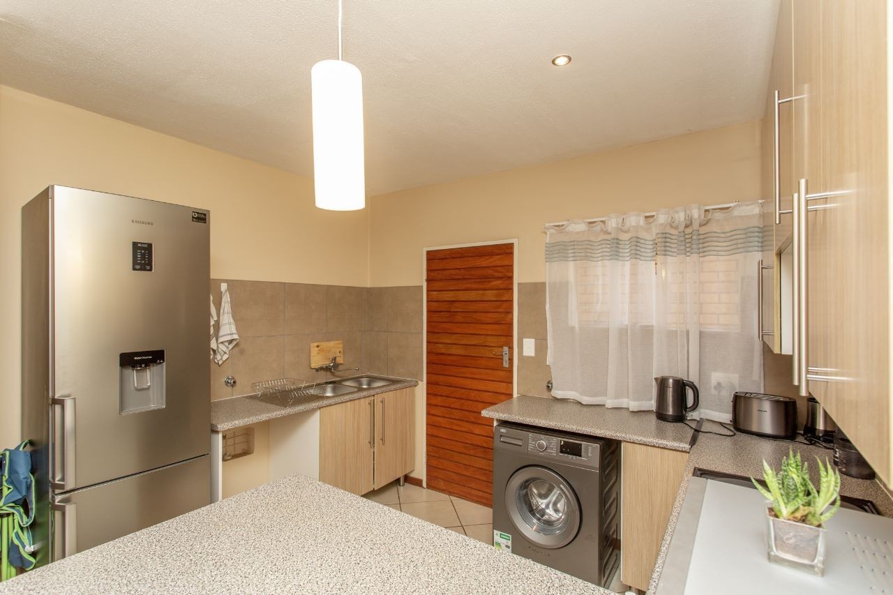 Modern Spacious Secure Apartment - solar geyser and fibre ready