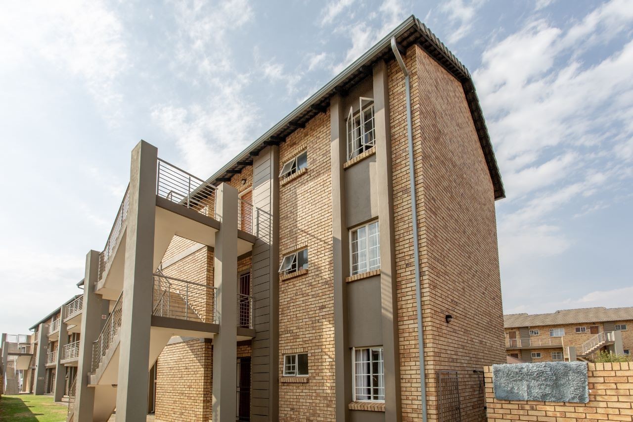 Modern Spacious Secure Apartment - solar geyser and fibre ready
