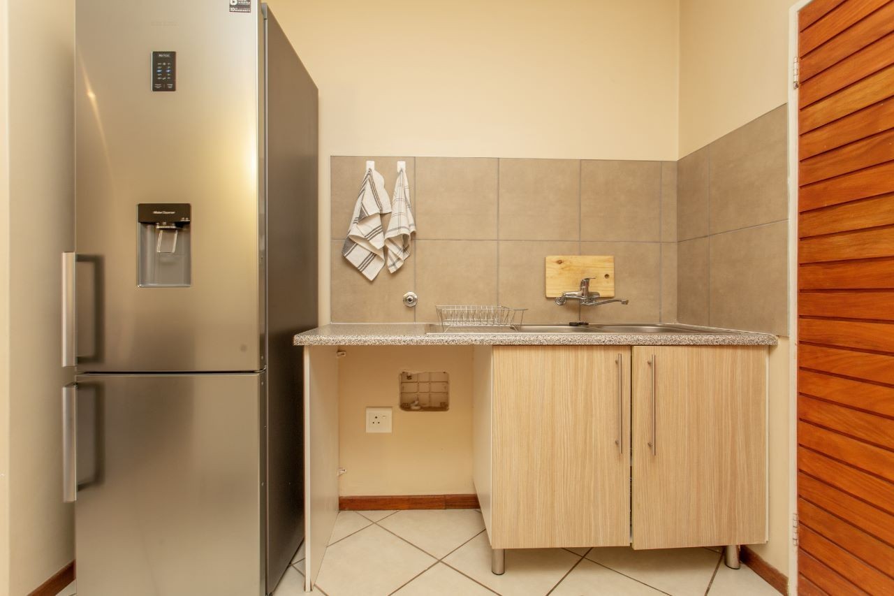 Modern Spacious Secure Apartment - solar geyser and fibre ready