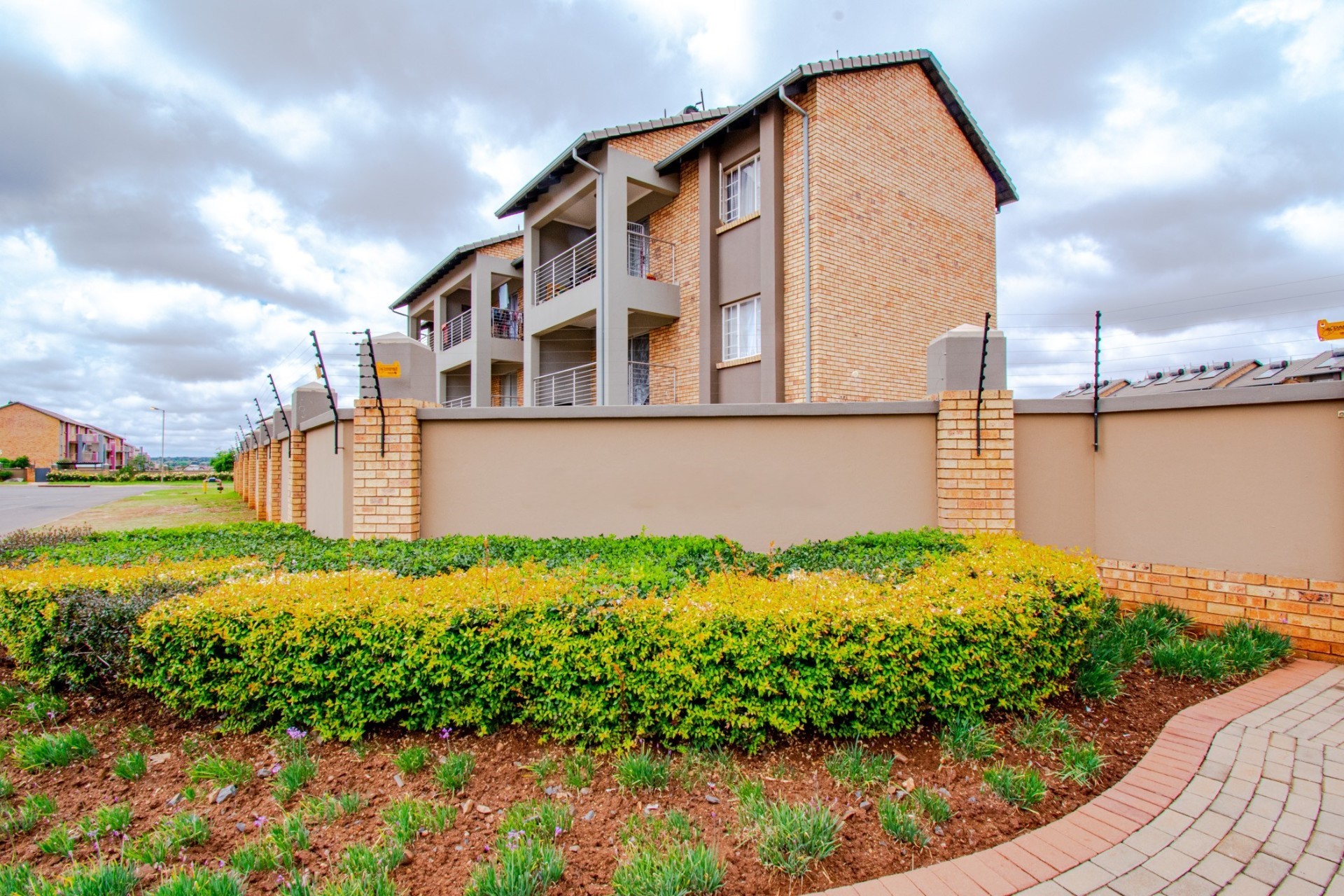 Modern Spacious Secure Apartment - solar geyser and fibre ready