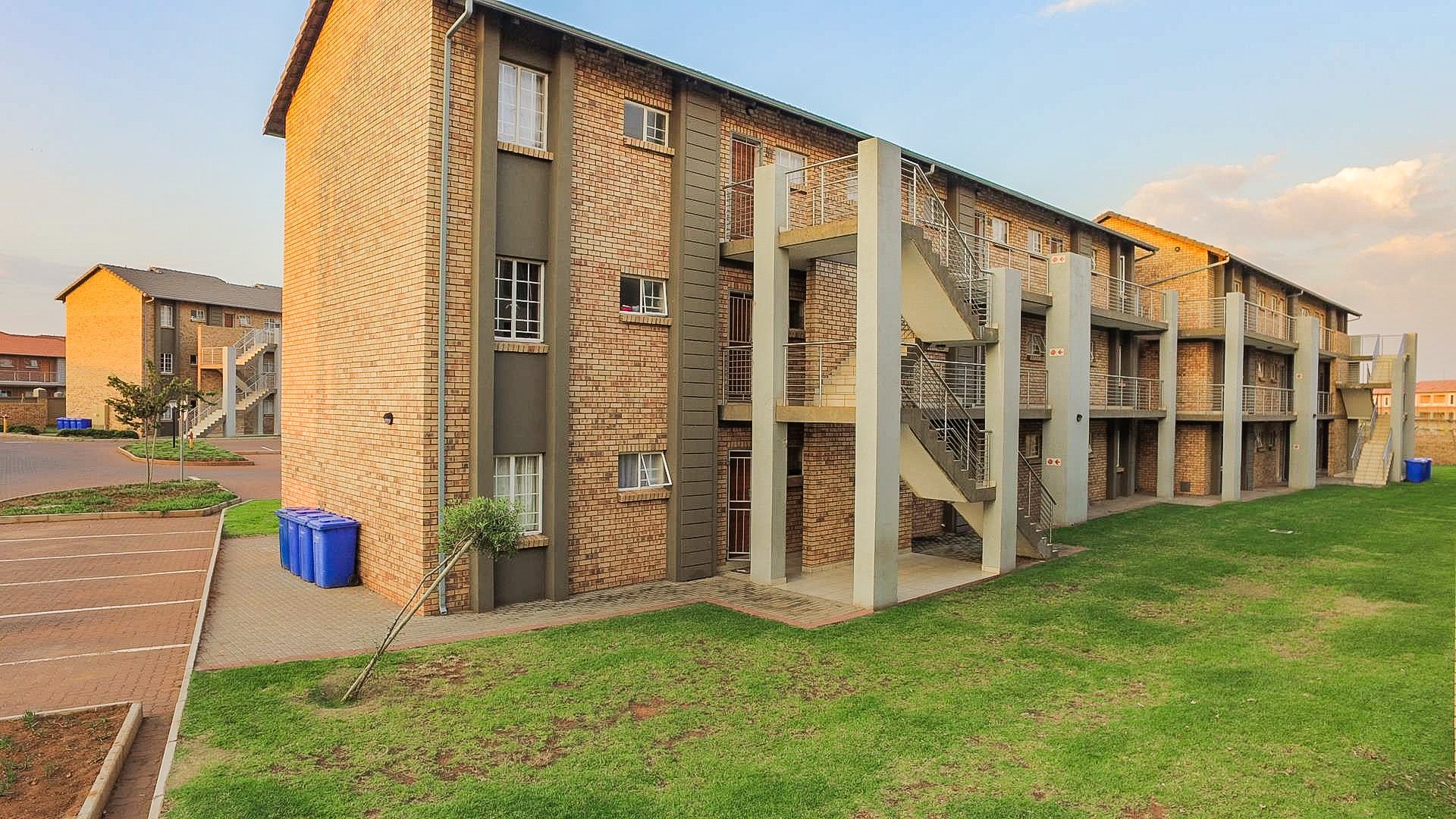 Modern Stylish Secure Apartment - Solar geyser - High speed internet