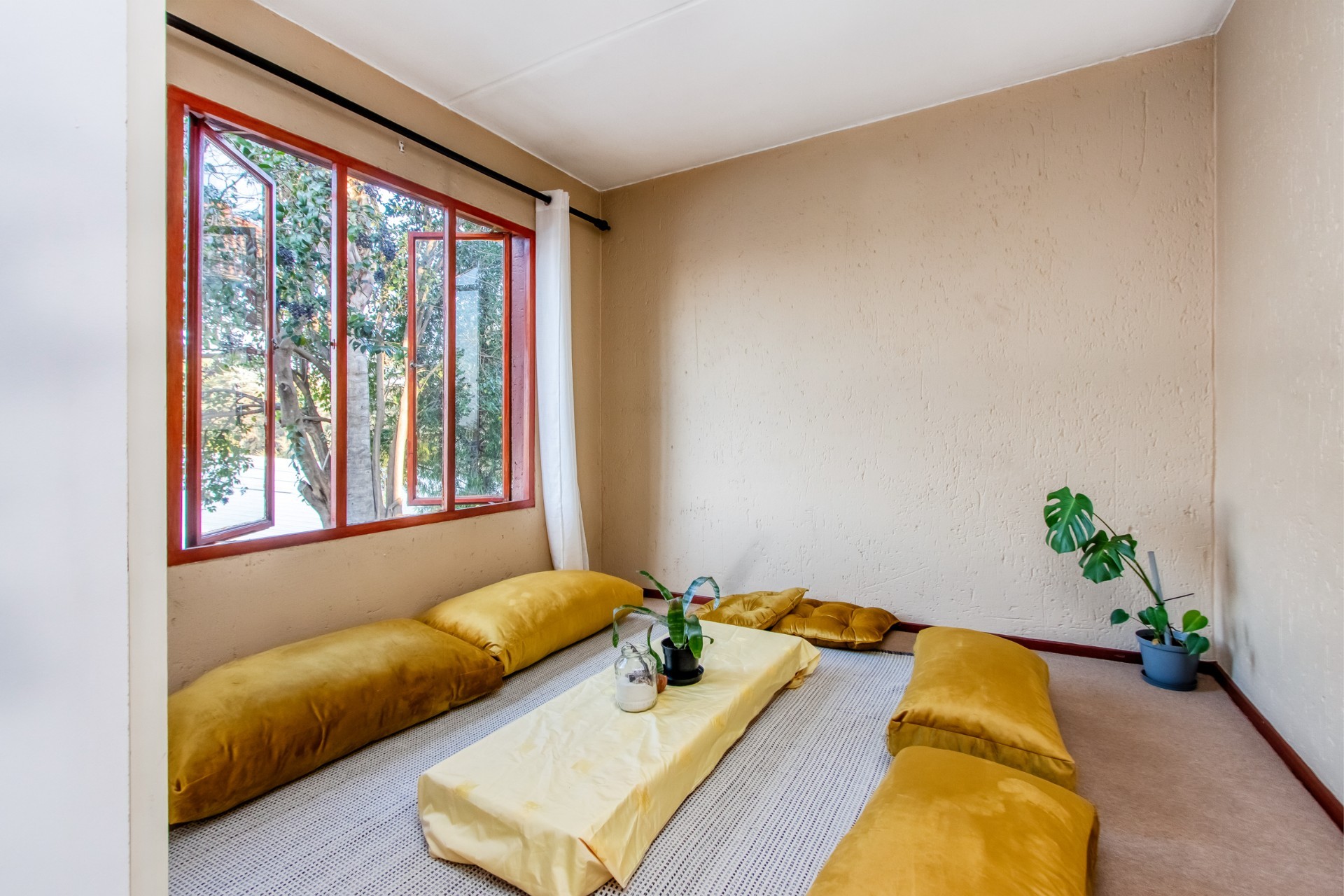 Bright and Spacious Loft Apartment in Bromhof with Massive Entertainment Patio and Stunning Views